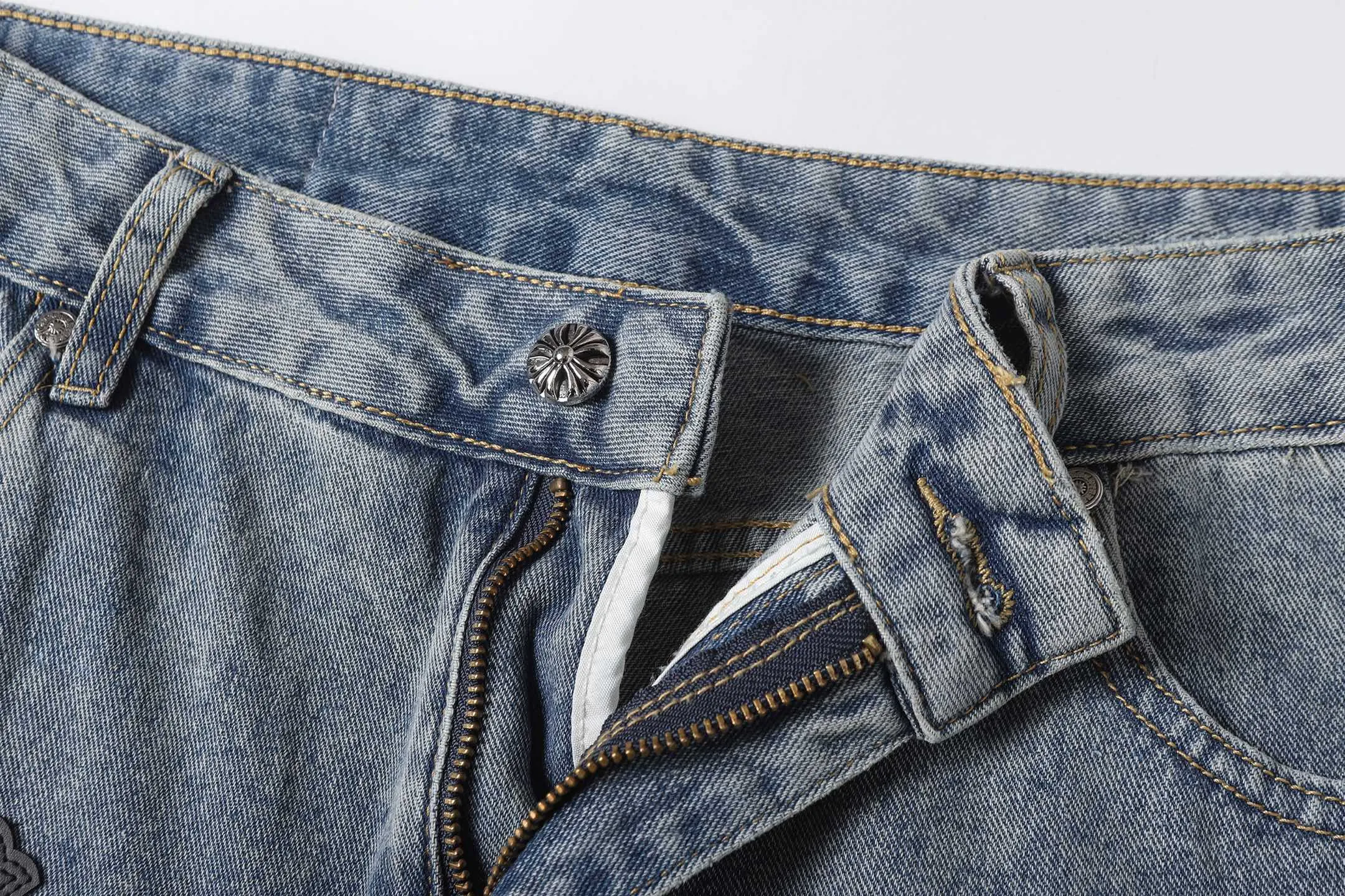 Cross Patch Appliqué Straight-Leg Jeans D15513607 — view 4
