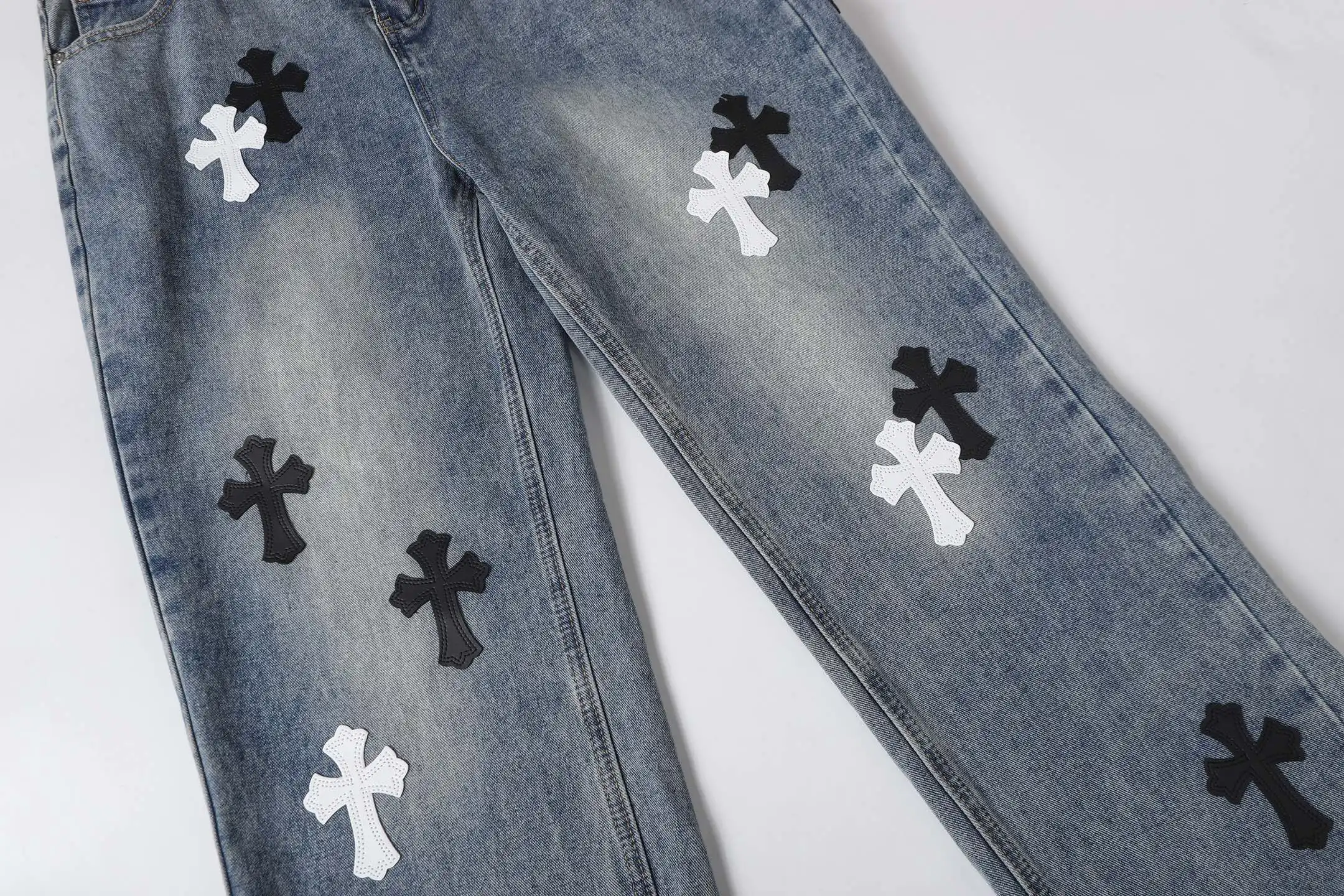 Cross Patch Appliqué Straight-Leg Jeans D15513607 — view 9