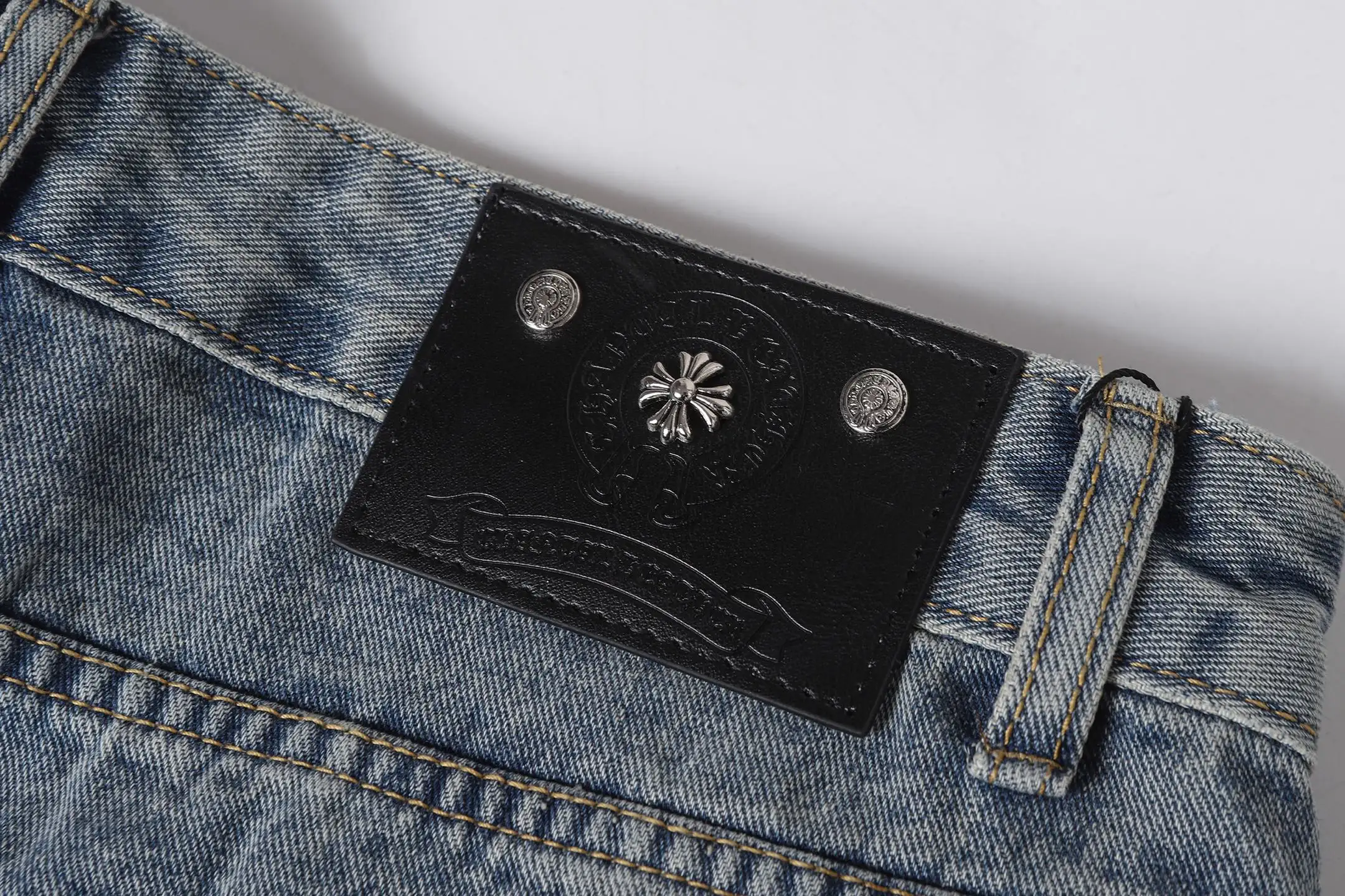 Cross Patch Appliqué Straight-Leg Jeans D15513607 — view 10