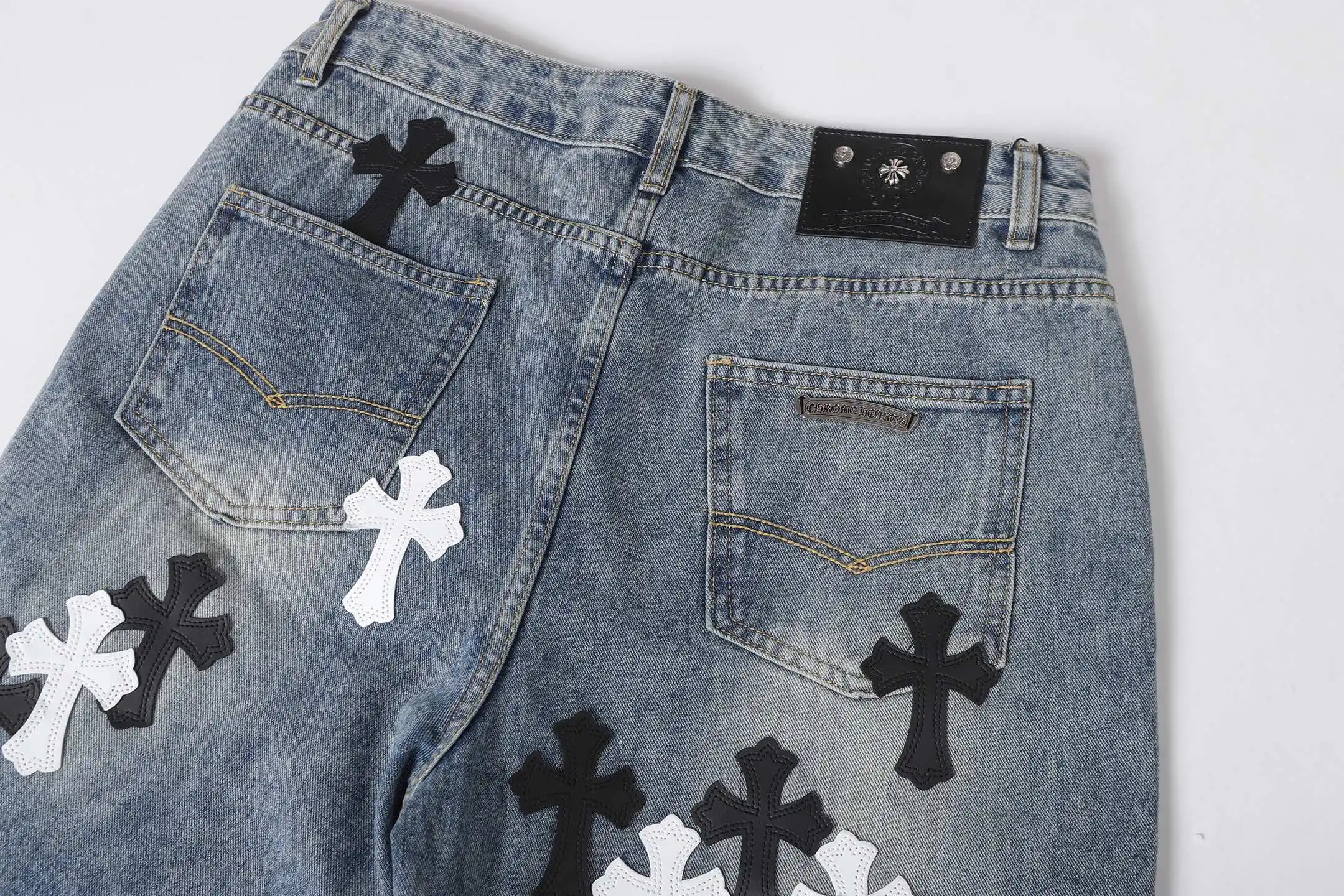 Cross Patch Appliqué Straight-Leg Jeans D15513607 — view 11
