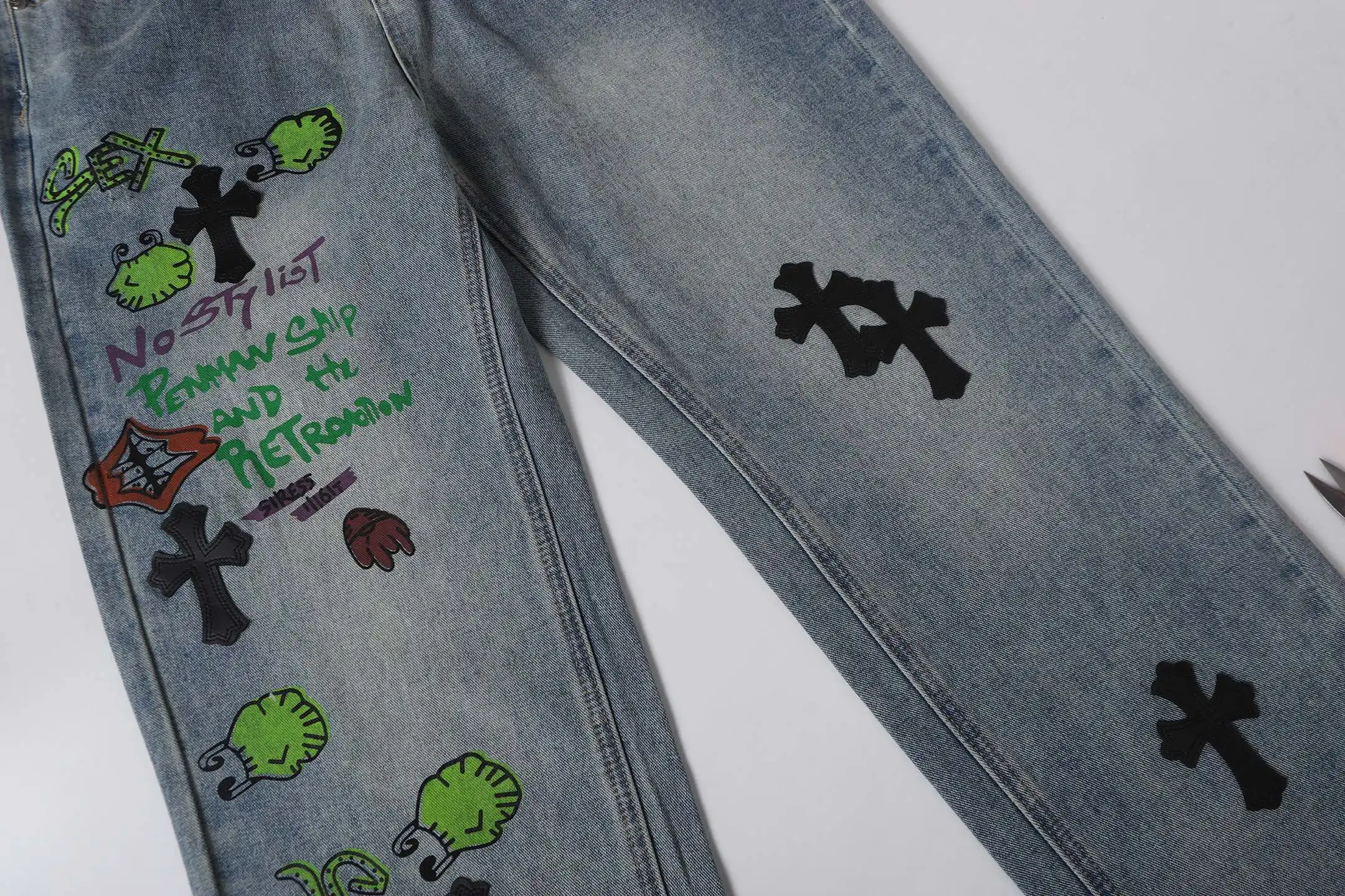 Cross Patch Embroidered Straight-Leg Jeans D15513608 — view 8