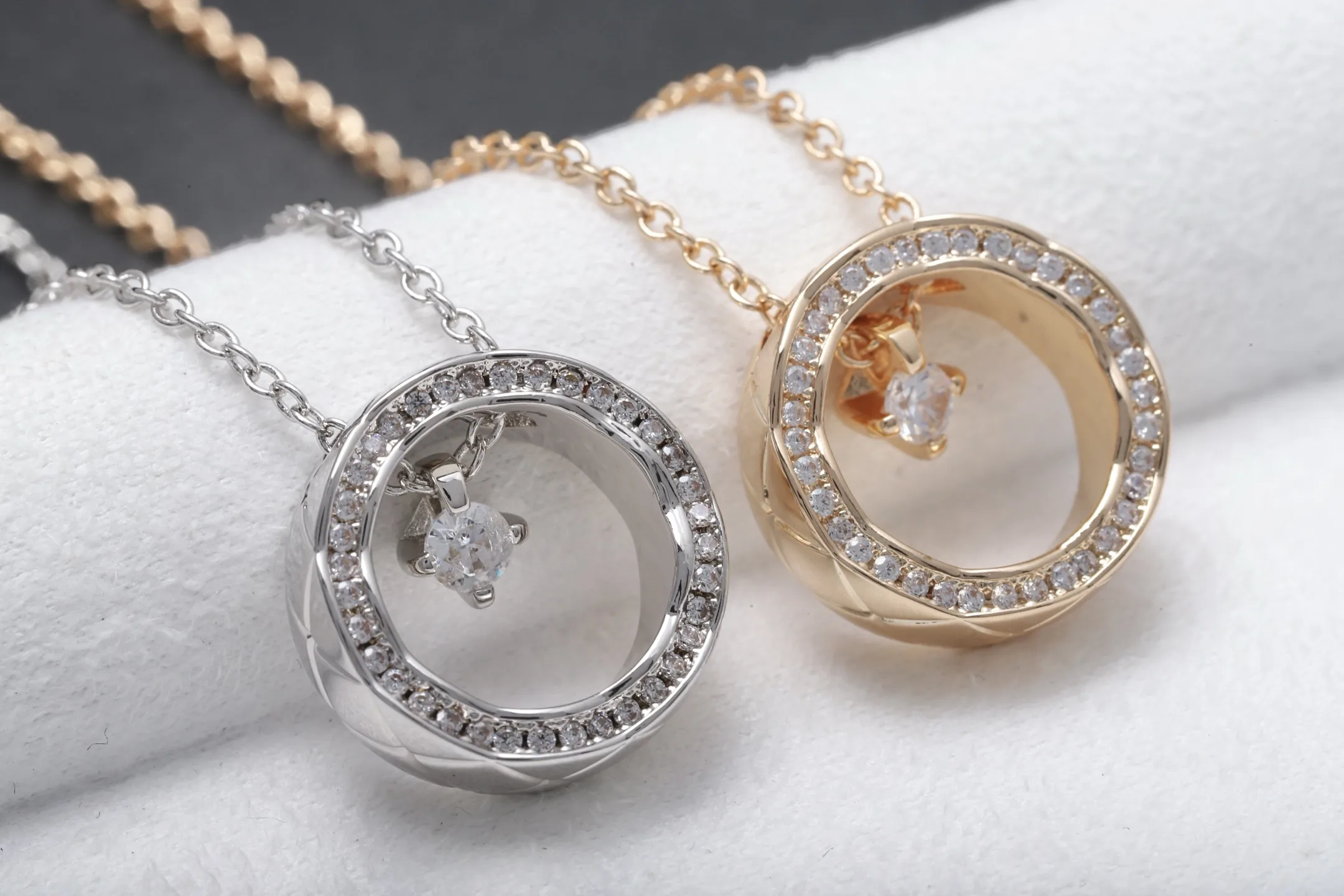 Quilted Pattern Pendant Necklace (Gold-Plated Brass) D12017900 — view 3