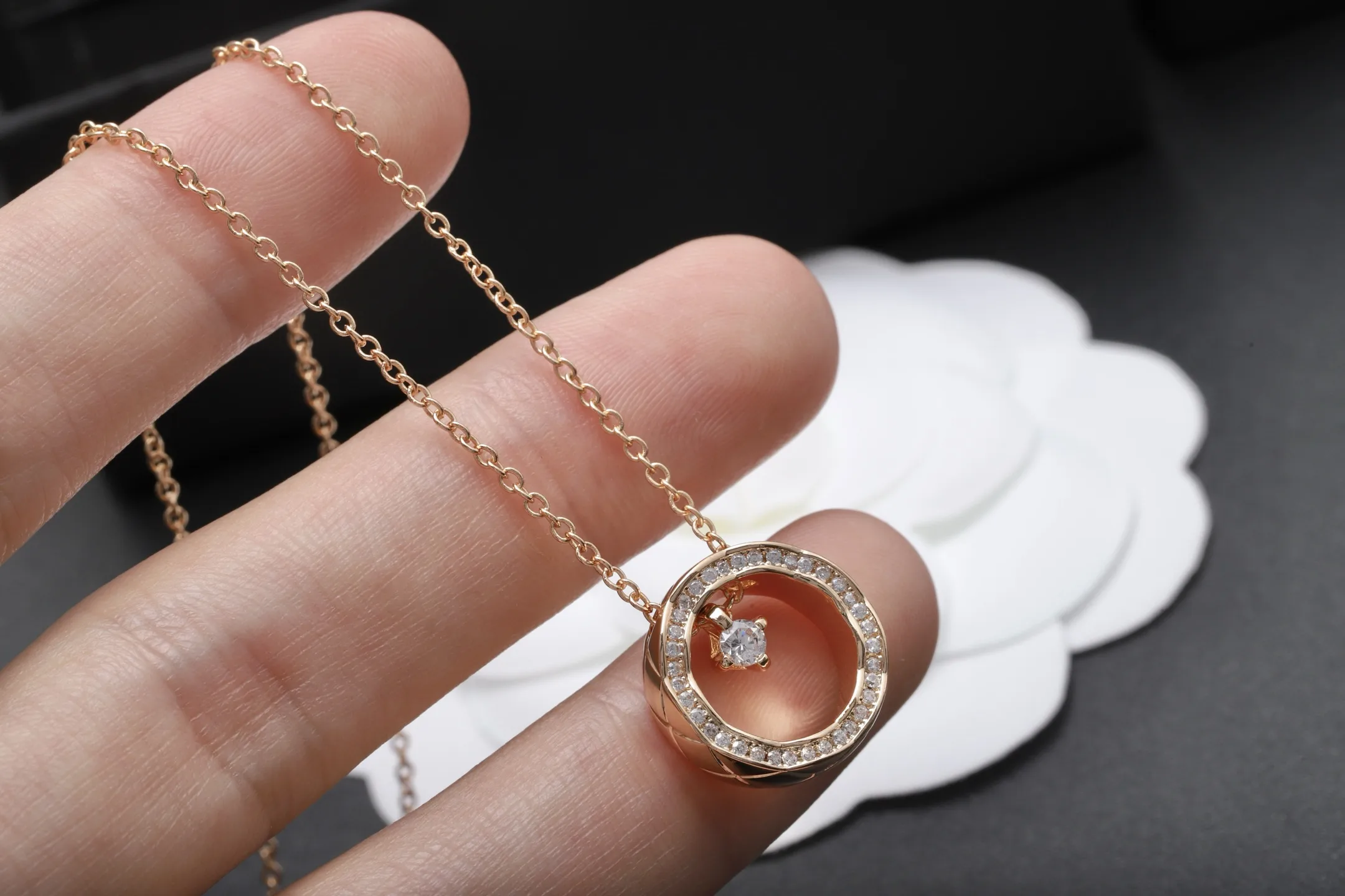 Quilted Pattern Pendant Necklace (Gold-Plated Brass) D12017900 — view 4