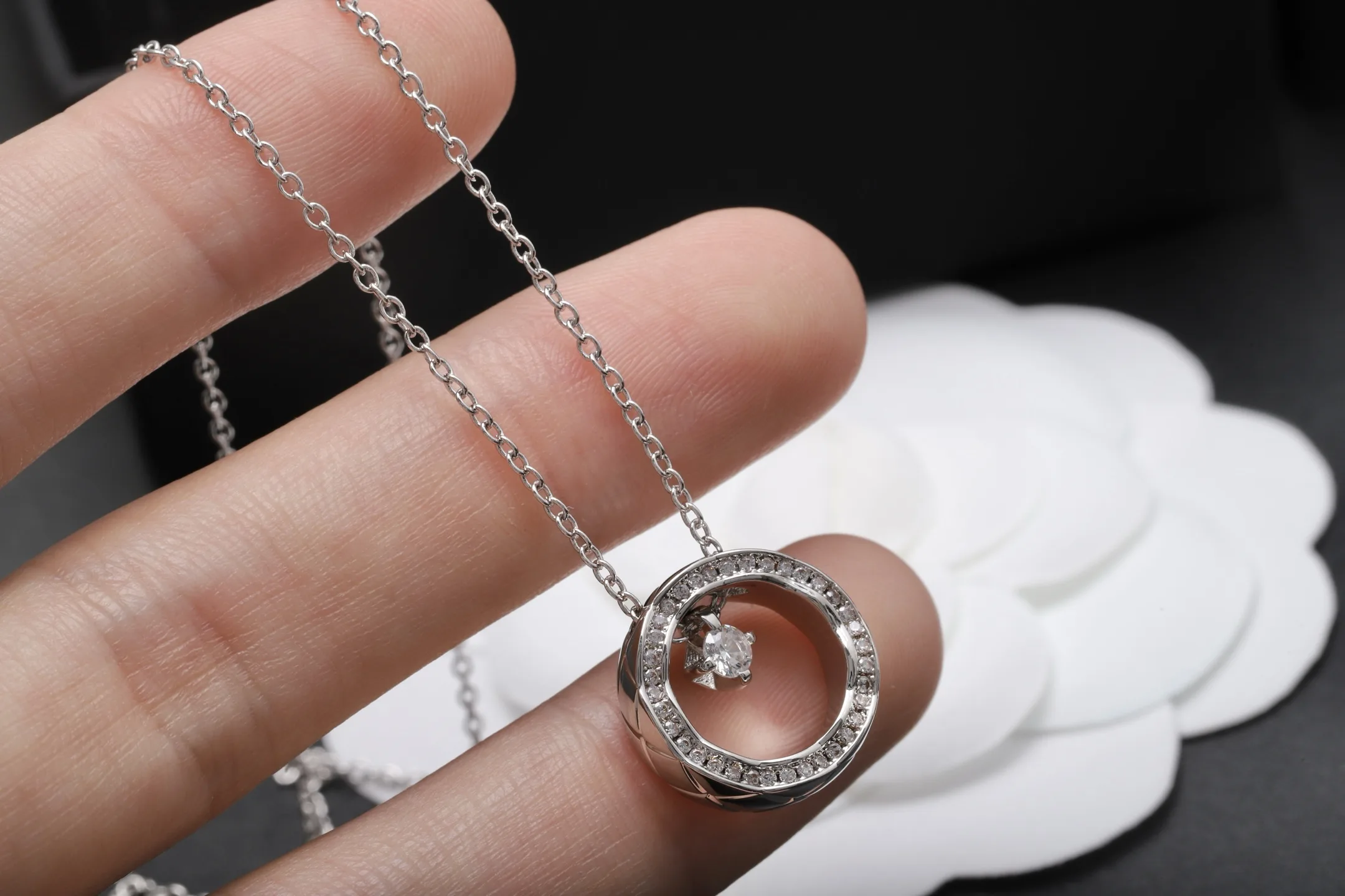 Quilted Pattern Pendant Necklace (Gold-Plated Brass) D12017900 — view 5
