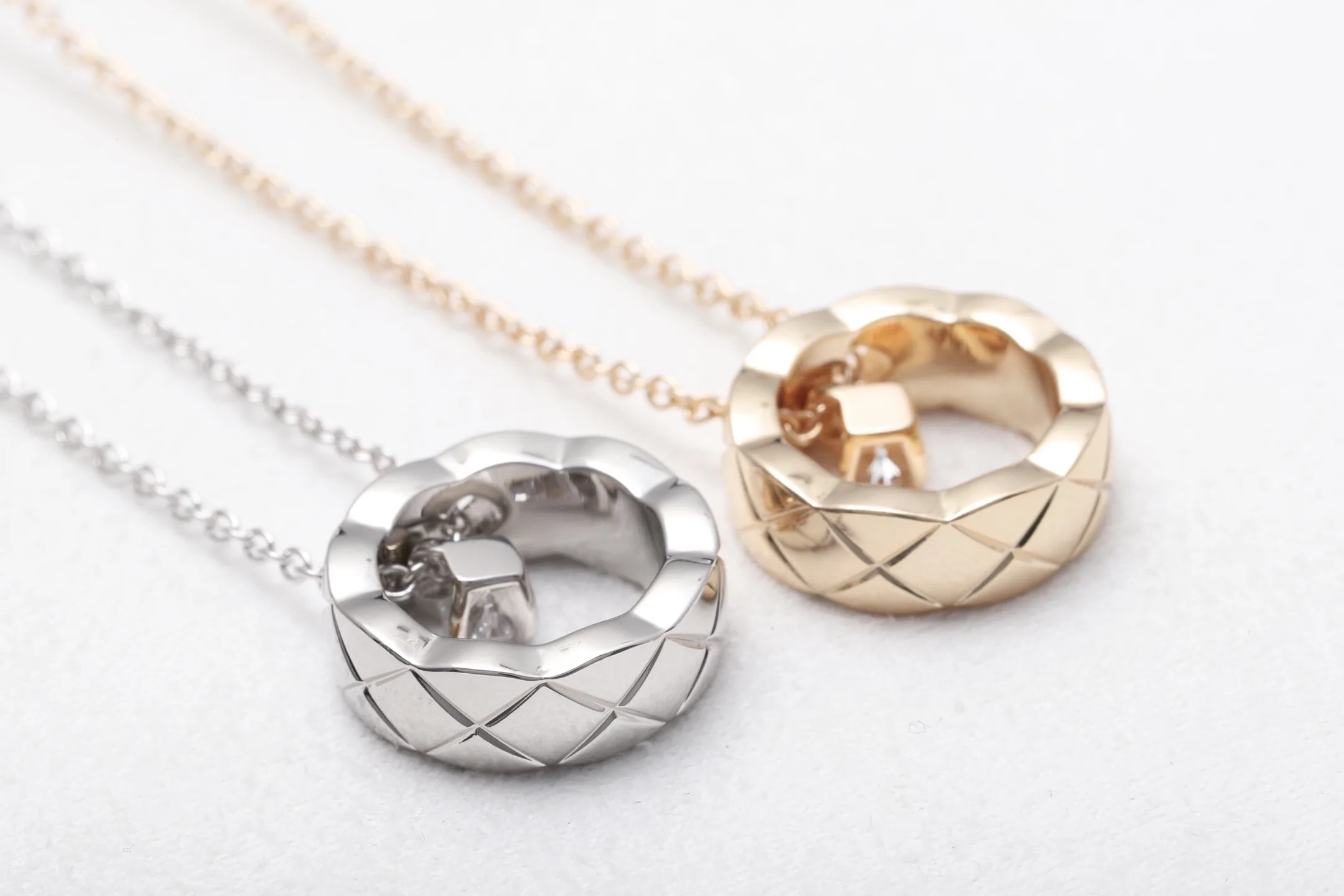 Quilted Pattern Pendant Necklace (Gold-Plated Brass) D12017900 — view 7