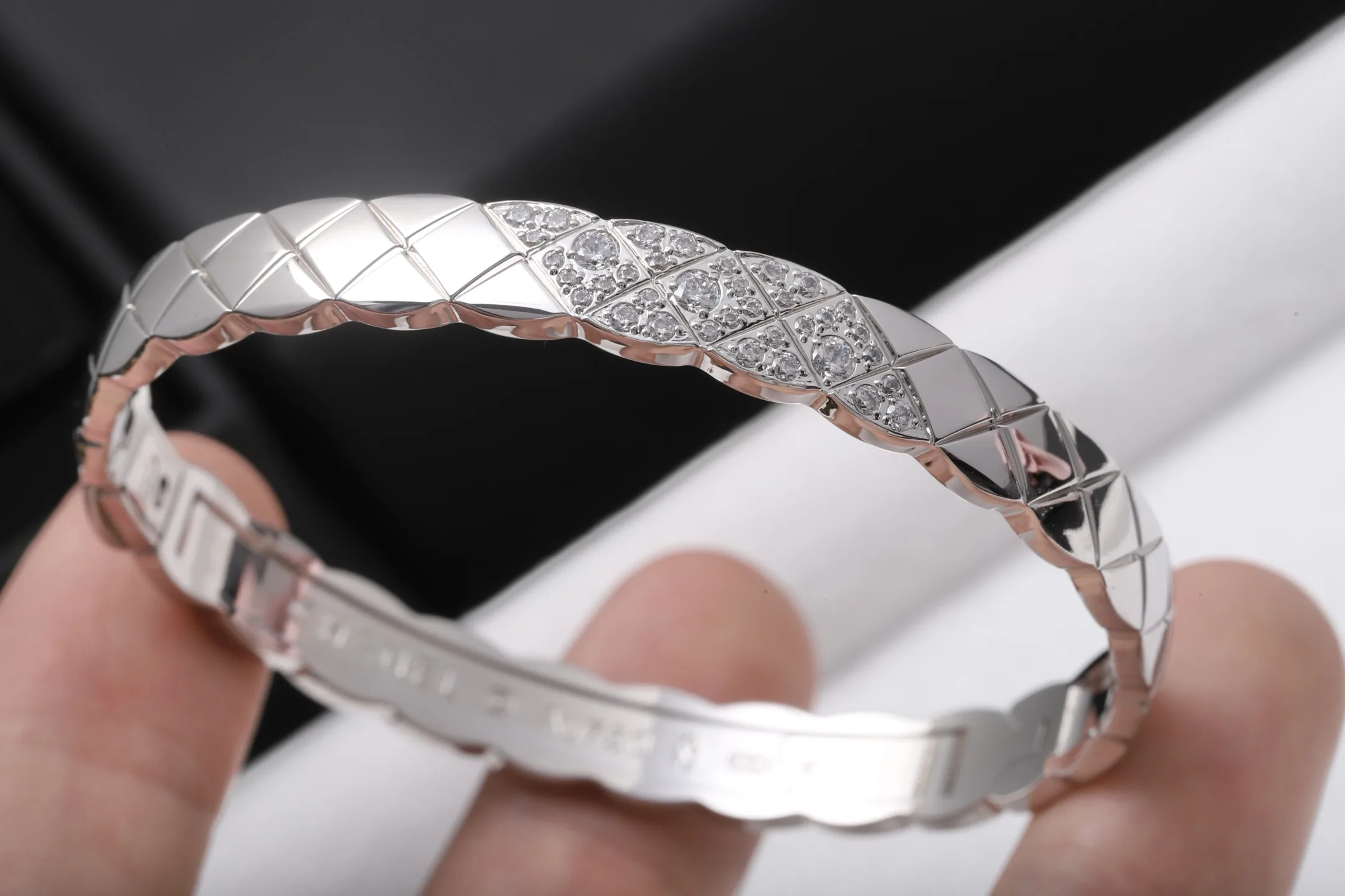 Quilted Pattern Bangle (Gold-Plated Brass) D16517901 — view 4
