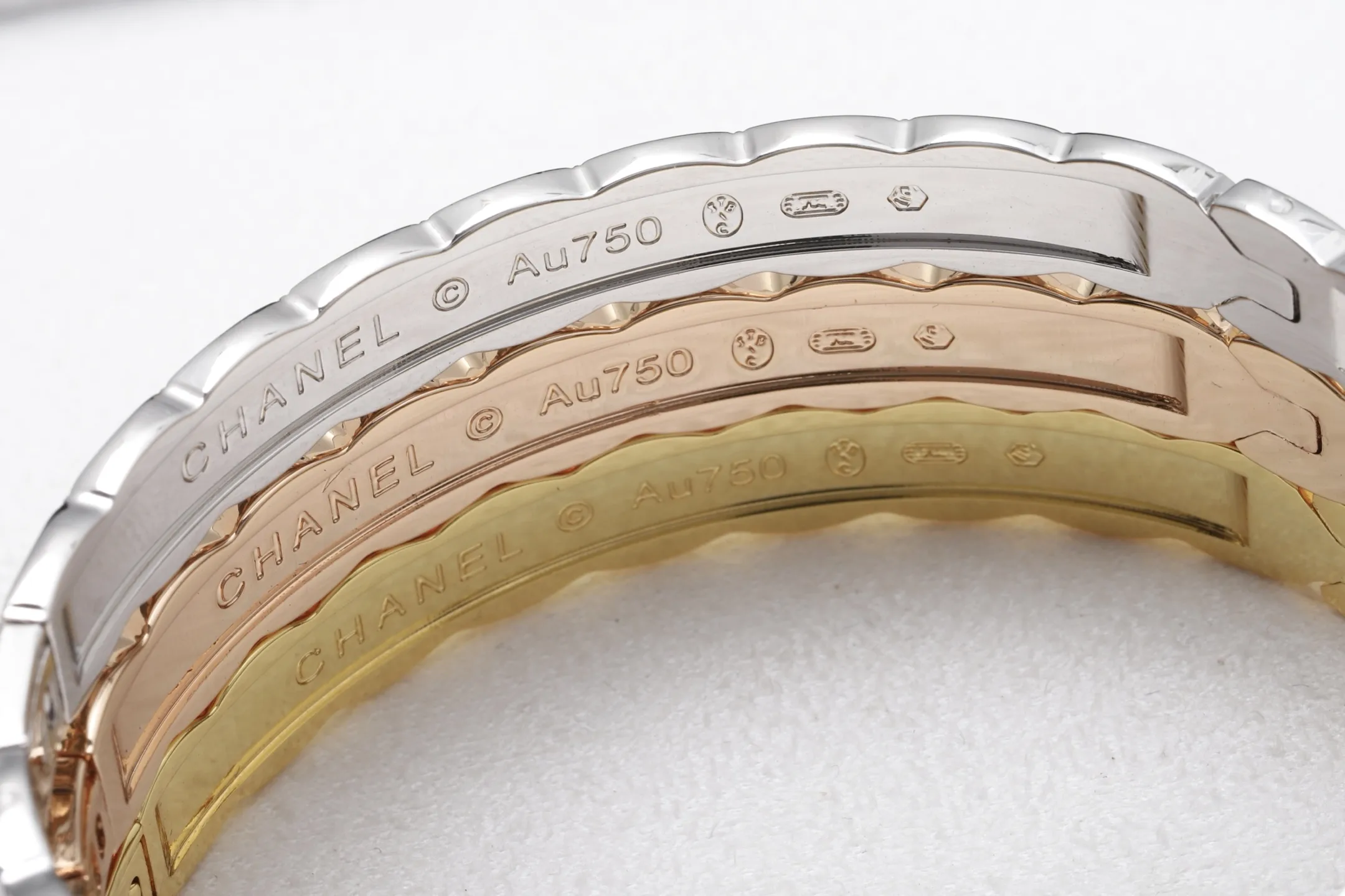 Quilted Pattern Bangle (Gold-Plated Brass) D16517901 — view 7