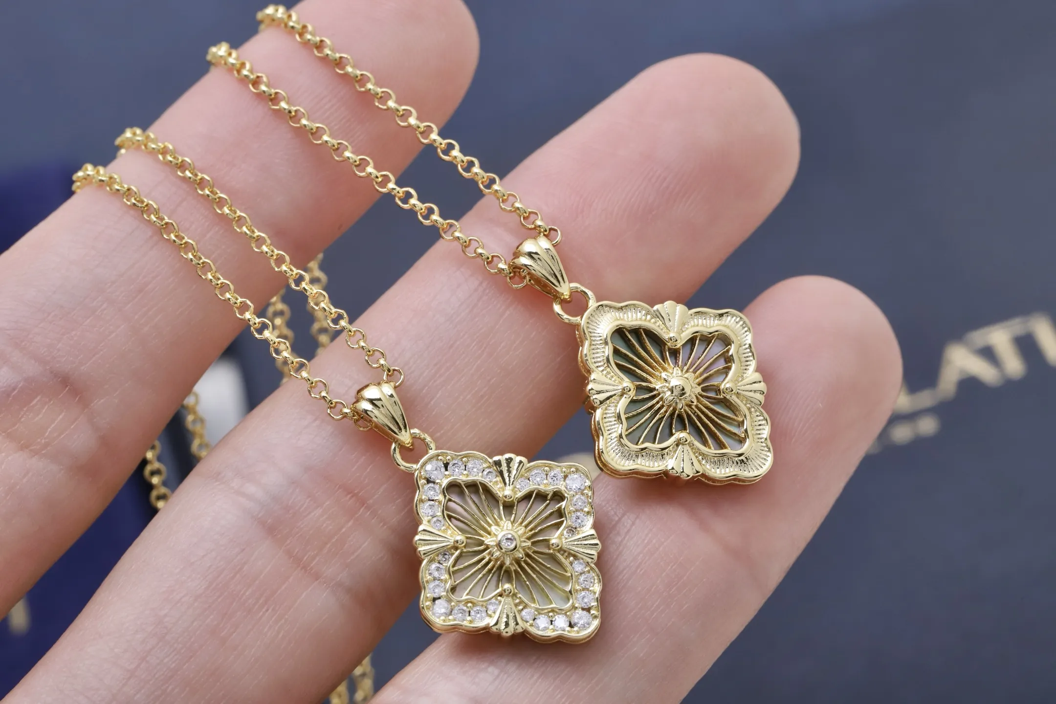 Opera Middle Mother-of-Pearl Pendant Necklace D16017684 — view 5