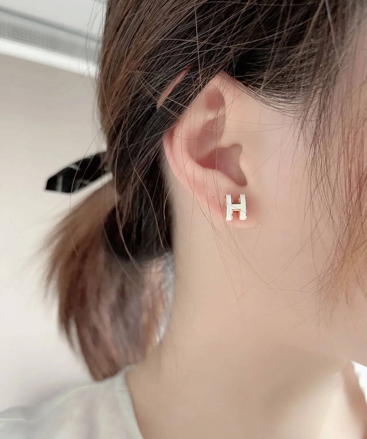 Pop H Mini Enamel Stud Earrings D12016626 — view 9