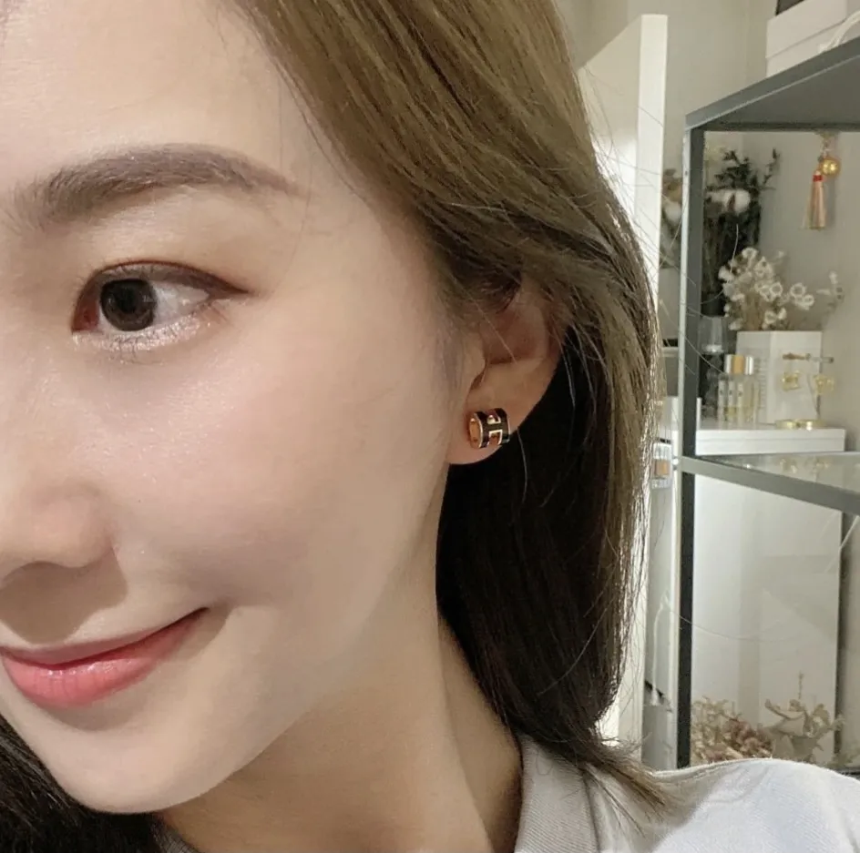 Pop H Mini Enamel Stud Earrings D12016628 — view 9