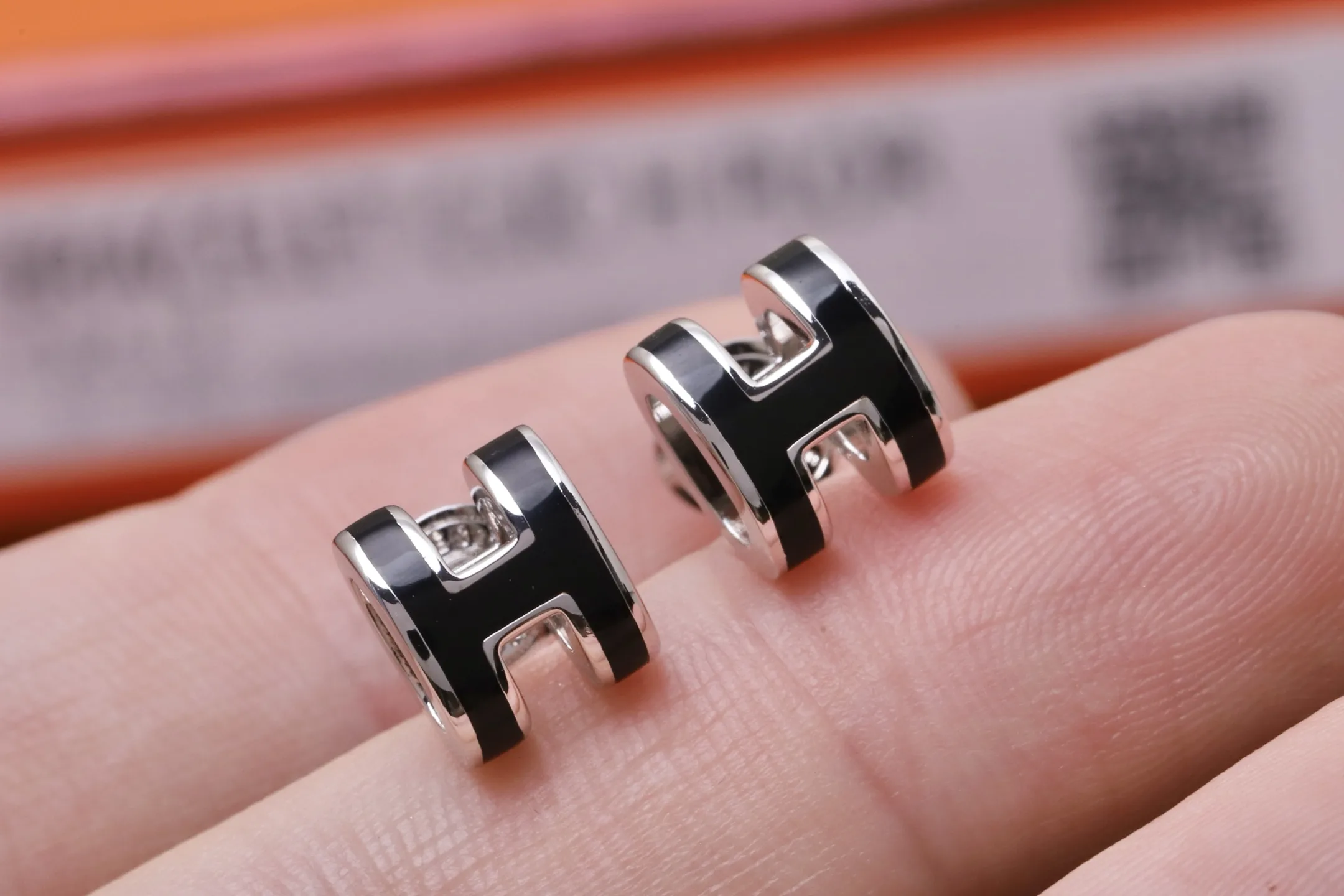 Pop H Mini Enamel Stud Earrings D12016630 — view 5