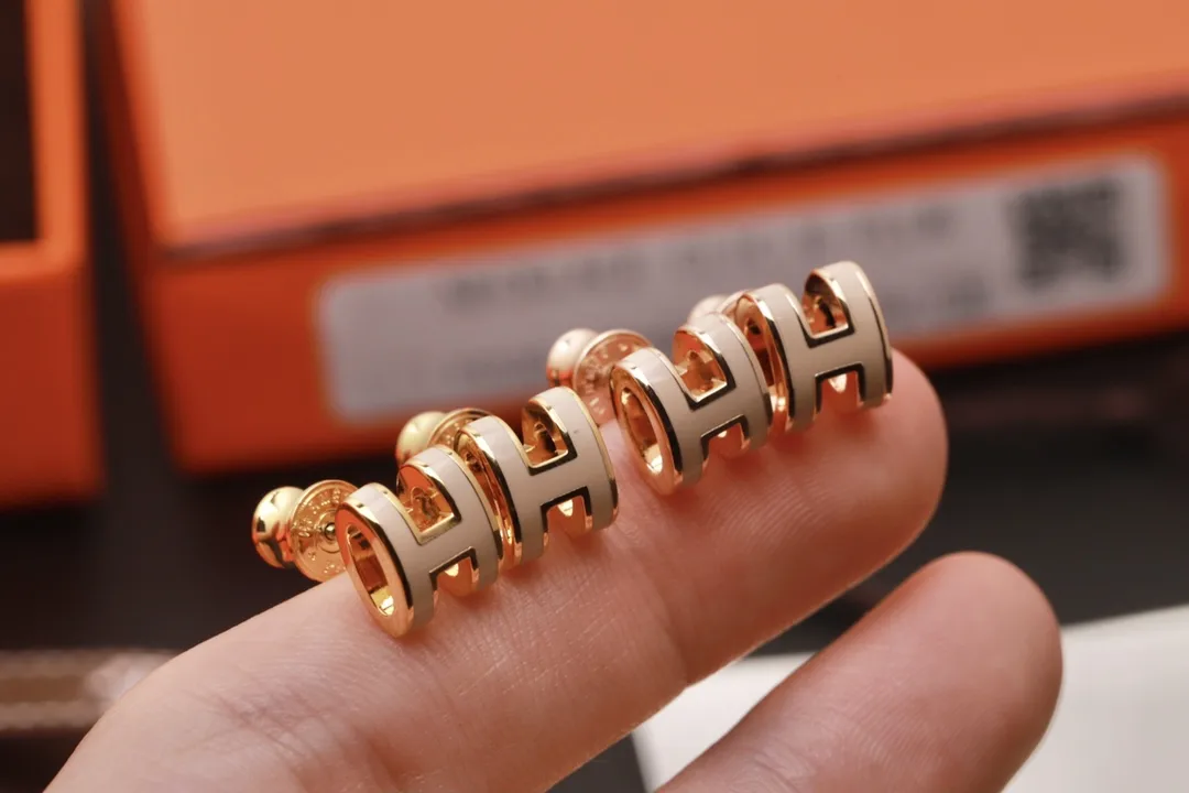 Mini Pop H Enamel Stud Earrings D12016627 — view 4