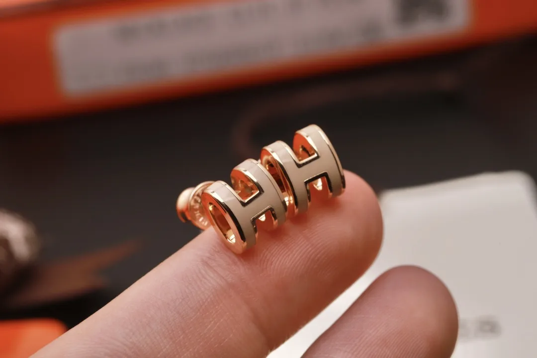 Mini Pop H Enamel Stud Earrings D12016627 — view 5