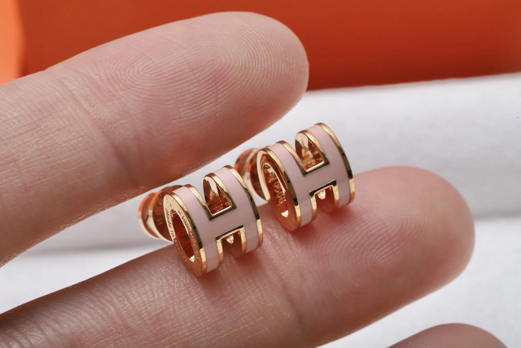 Mini Pop H Enamel Stud Earrings D12016533 — view 4
