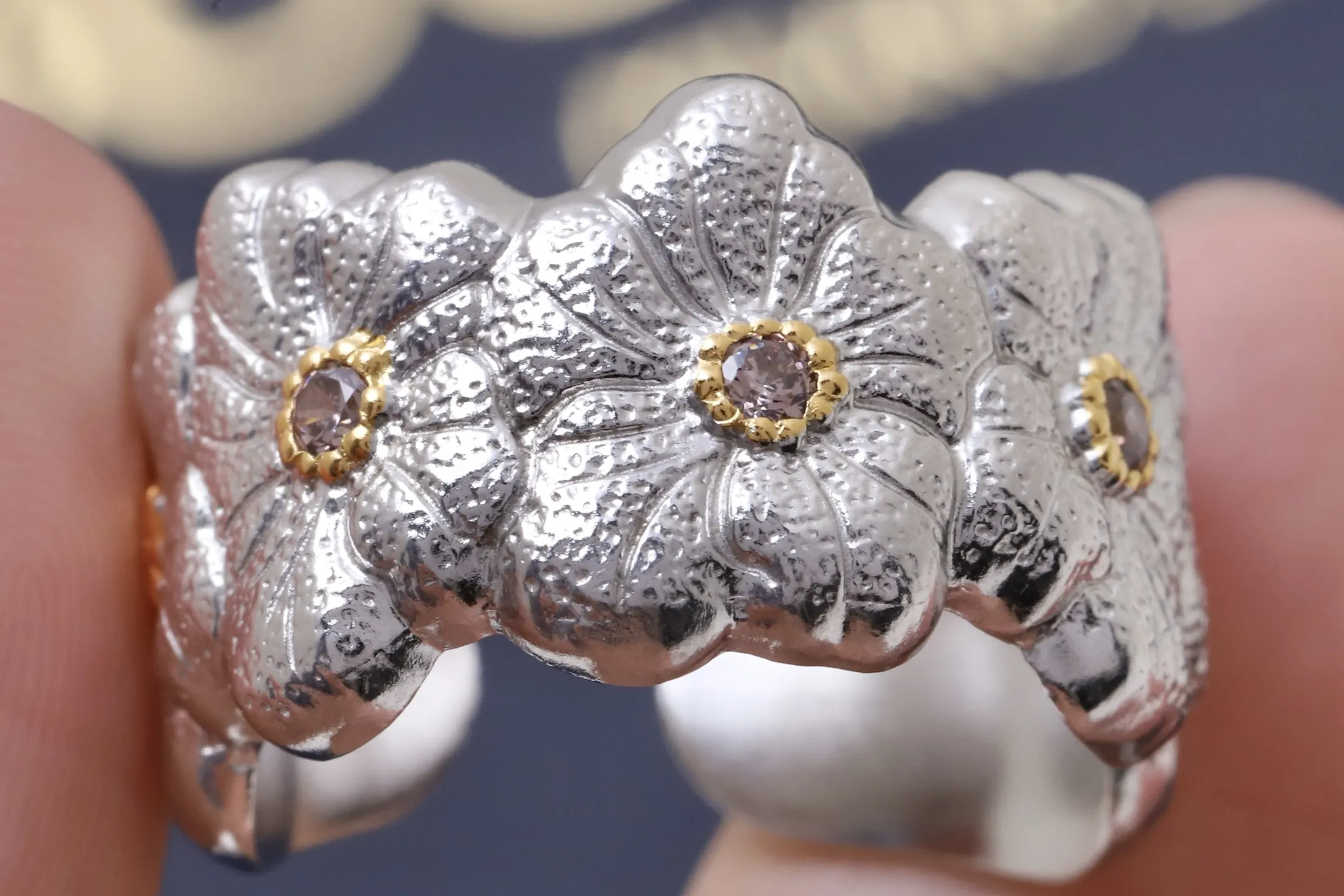 Gardenia Diamond-Set Floral Band Ring D39016856 — view 7