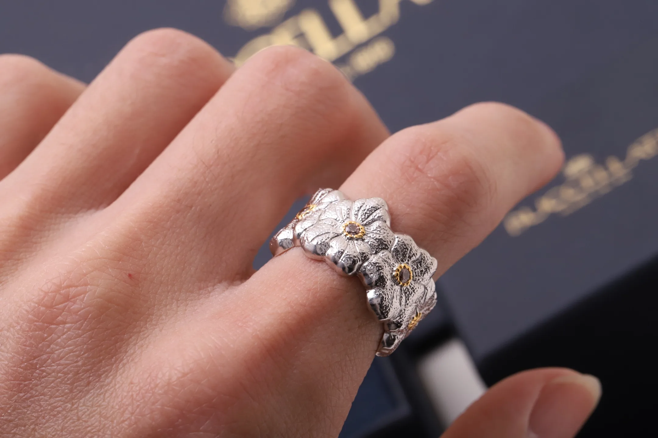 Gardenia Diamond-Set Floral Band Ring D39016856 — view 8