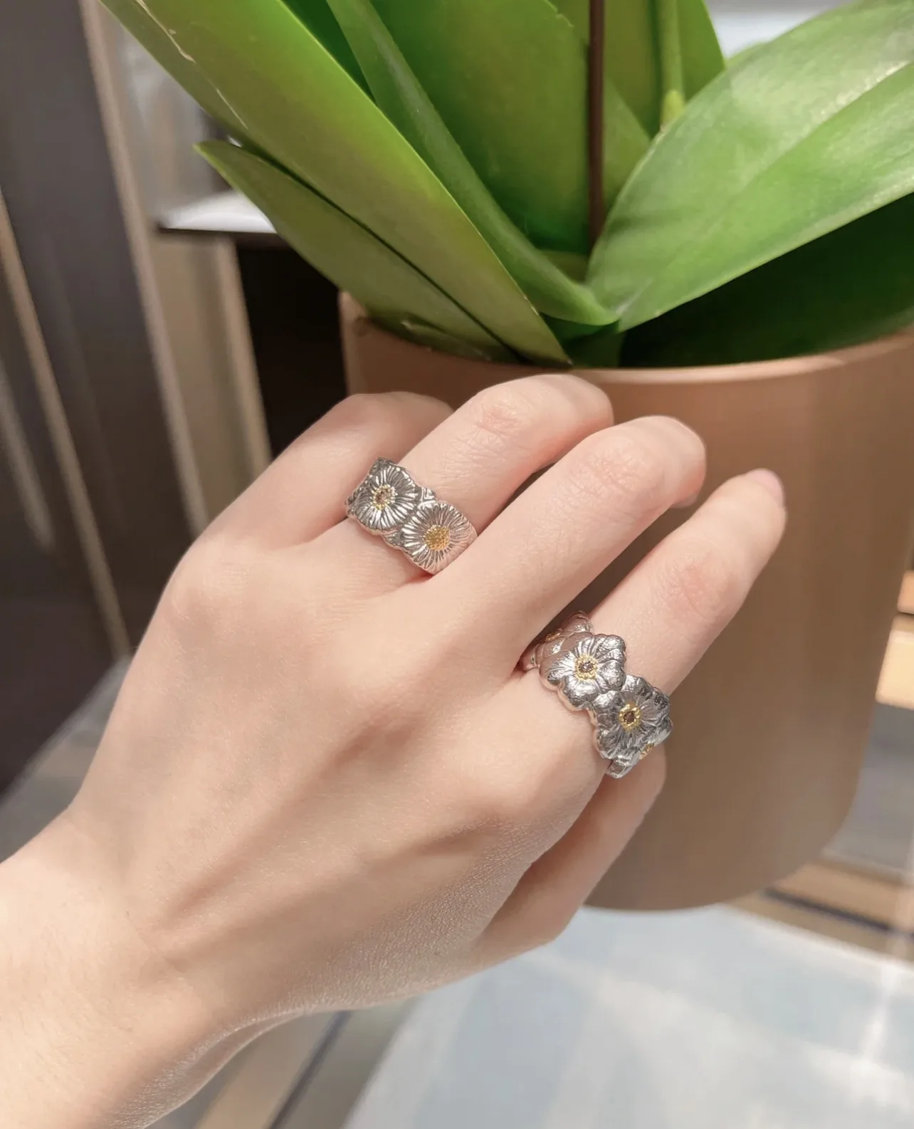 Blossoms Gardenia Textured Ring D39016853 — view 9