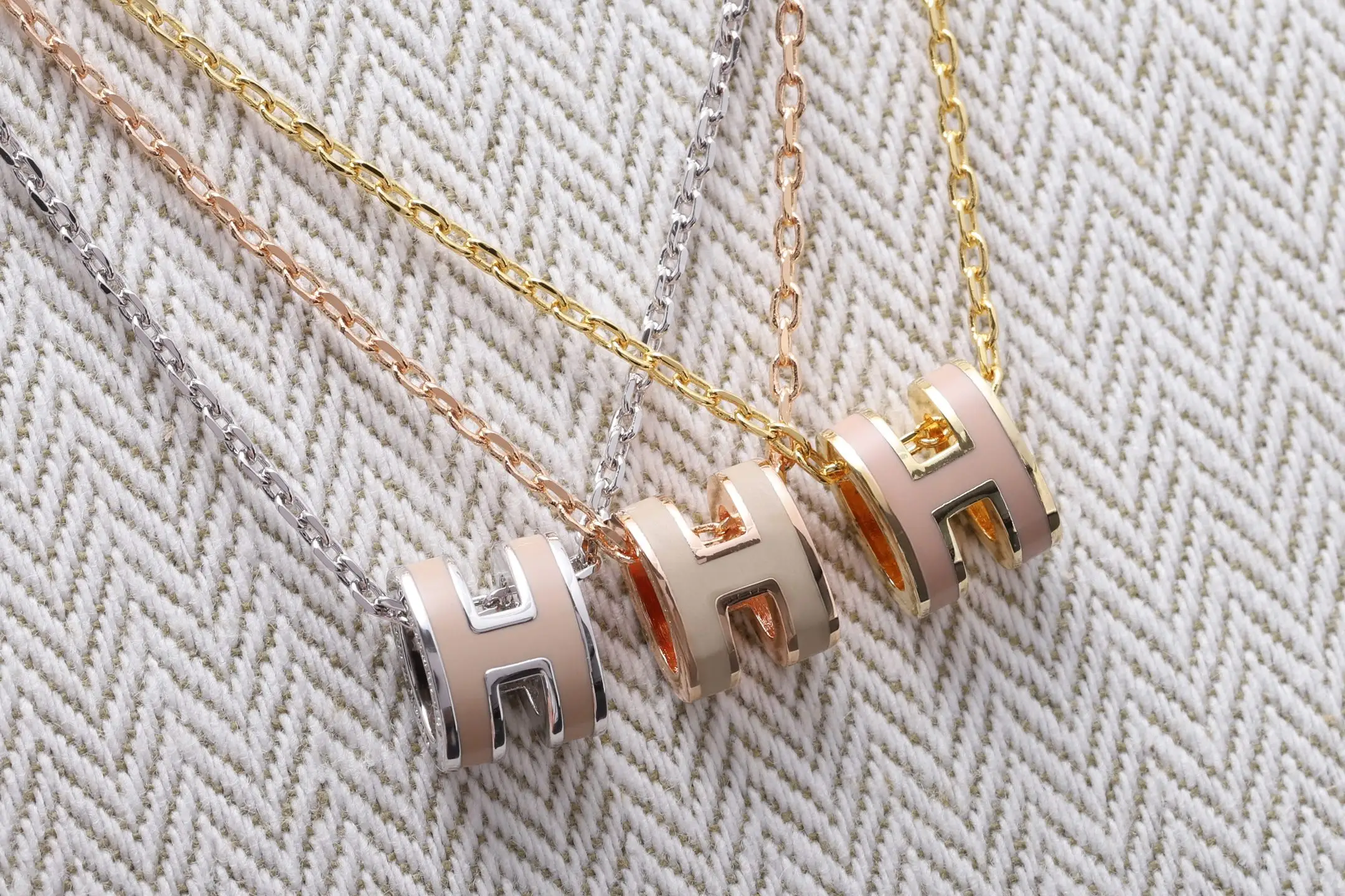 Pop H Mini Pendant Necklace D12017904 — view 3