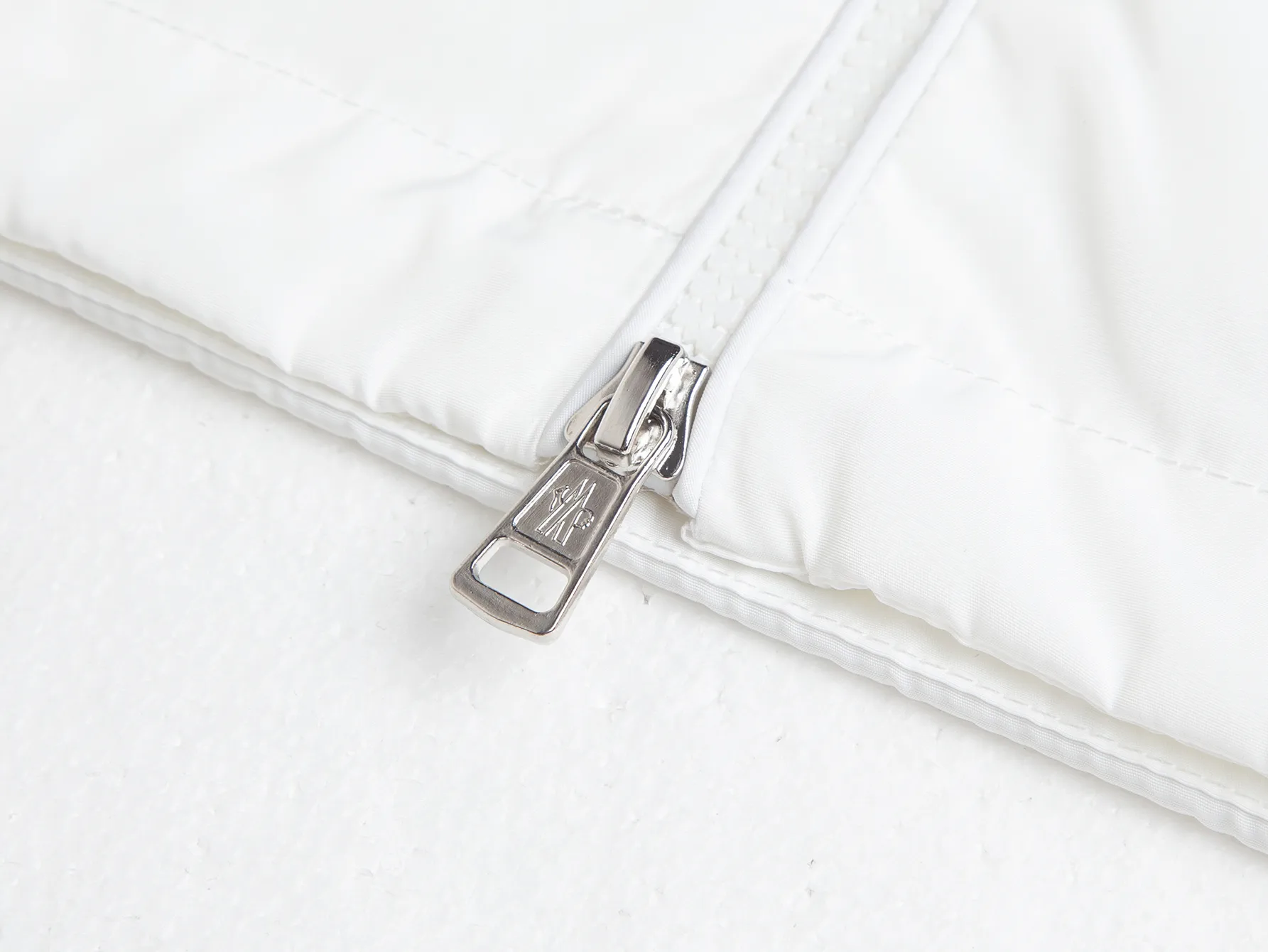 Logo-Appliquéd Hooded Windbreaker Jacket D31020430 — view 10