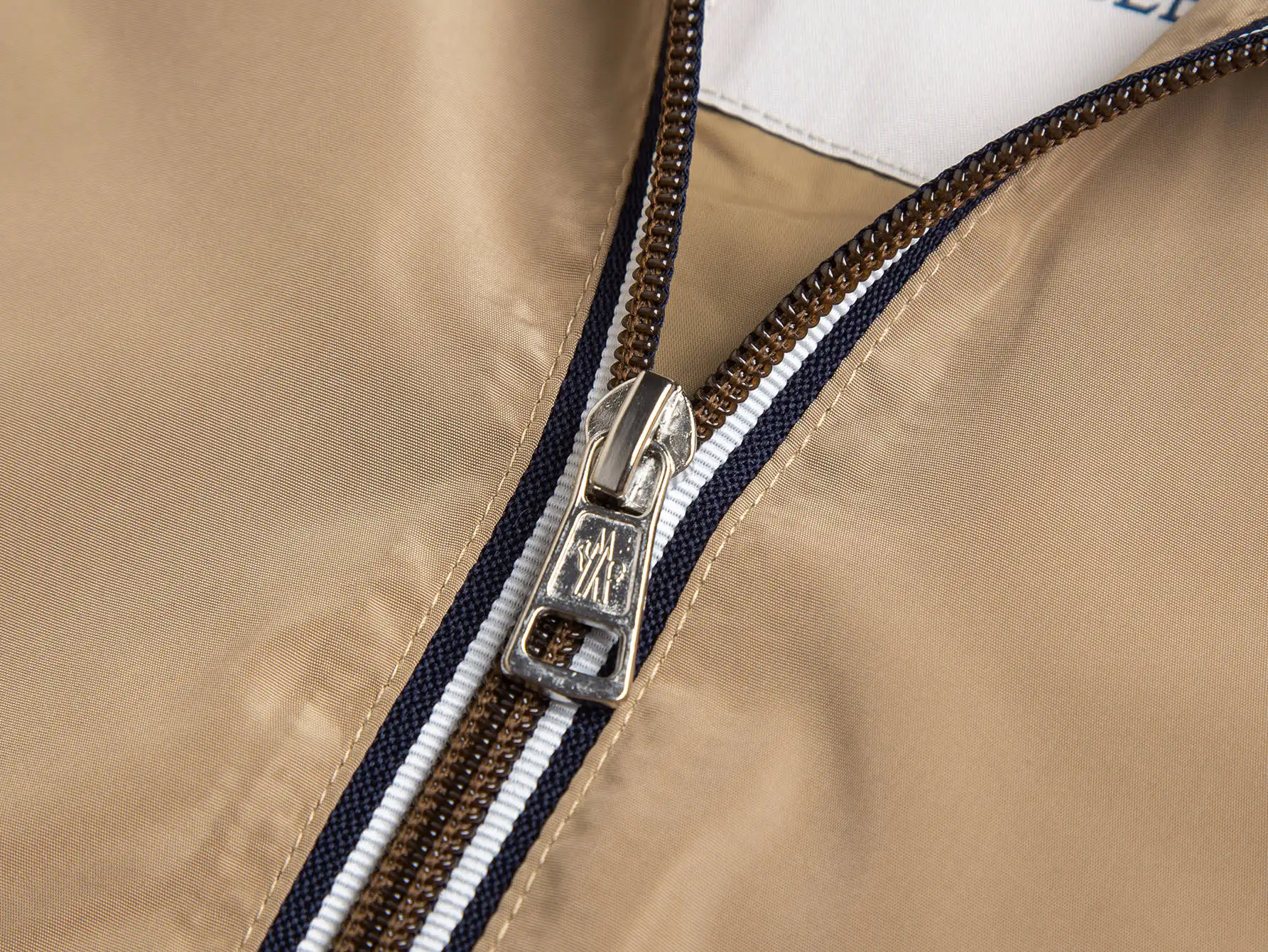 Hooded Windbreaker Jacket with Contrast Trim D31020438 — view 3