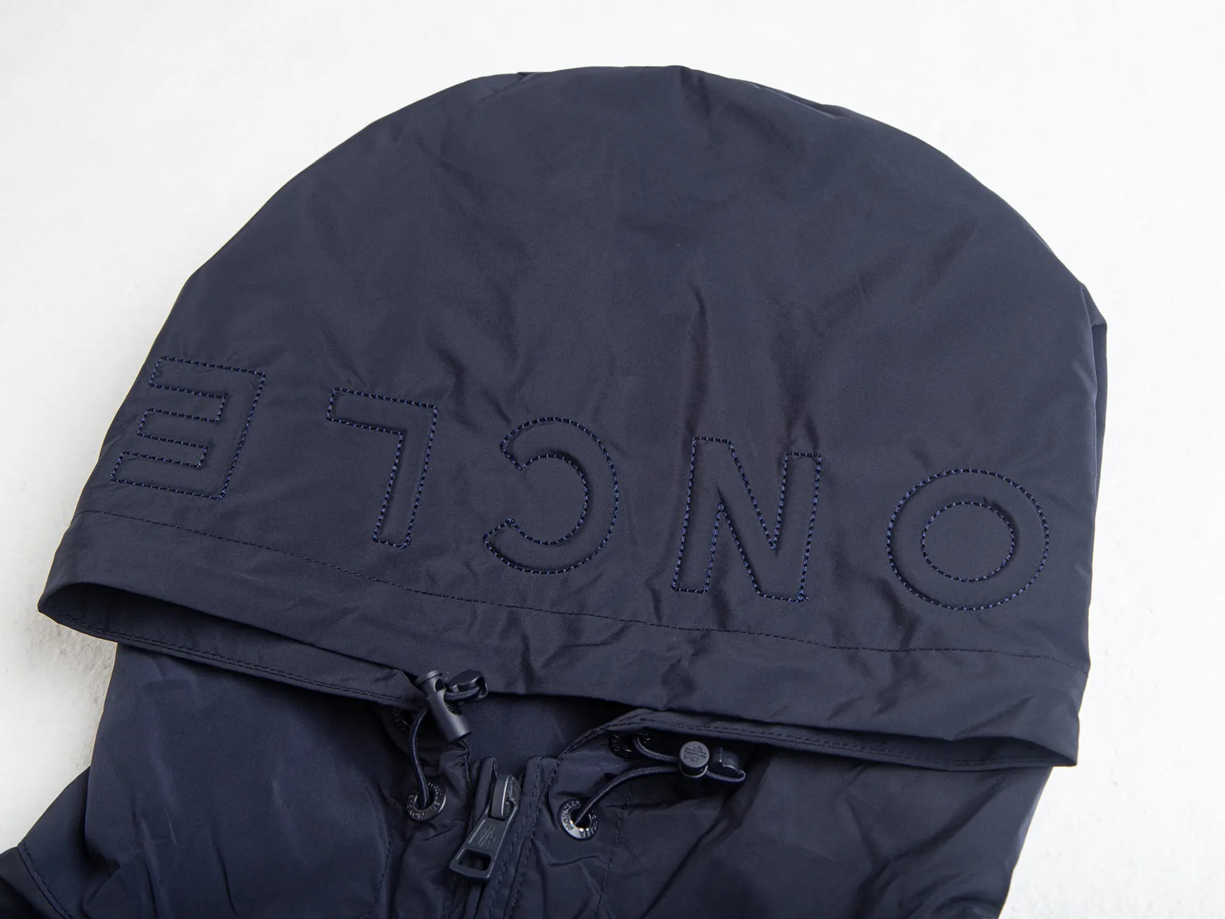 Logo-Appliquéd Hooded Windbreaker Jacket D32020426 — view 3
