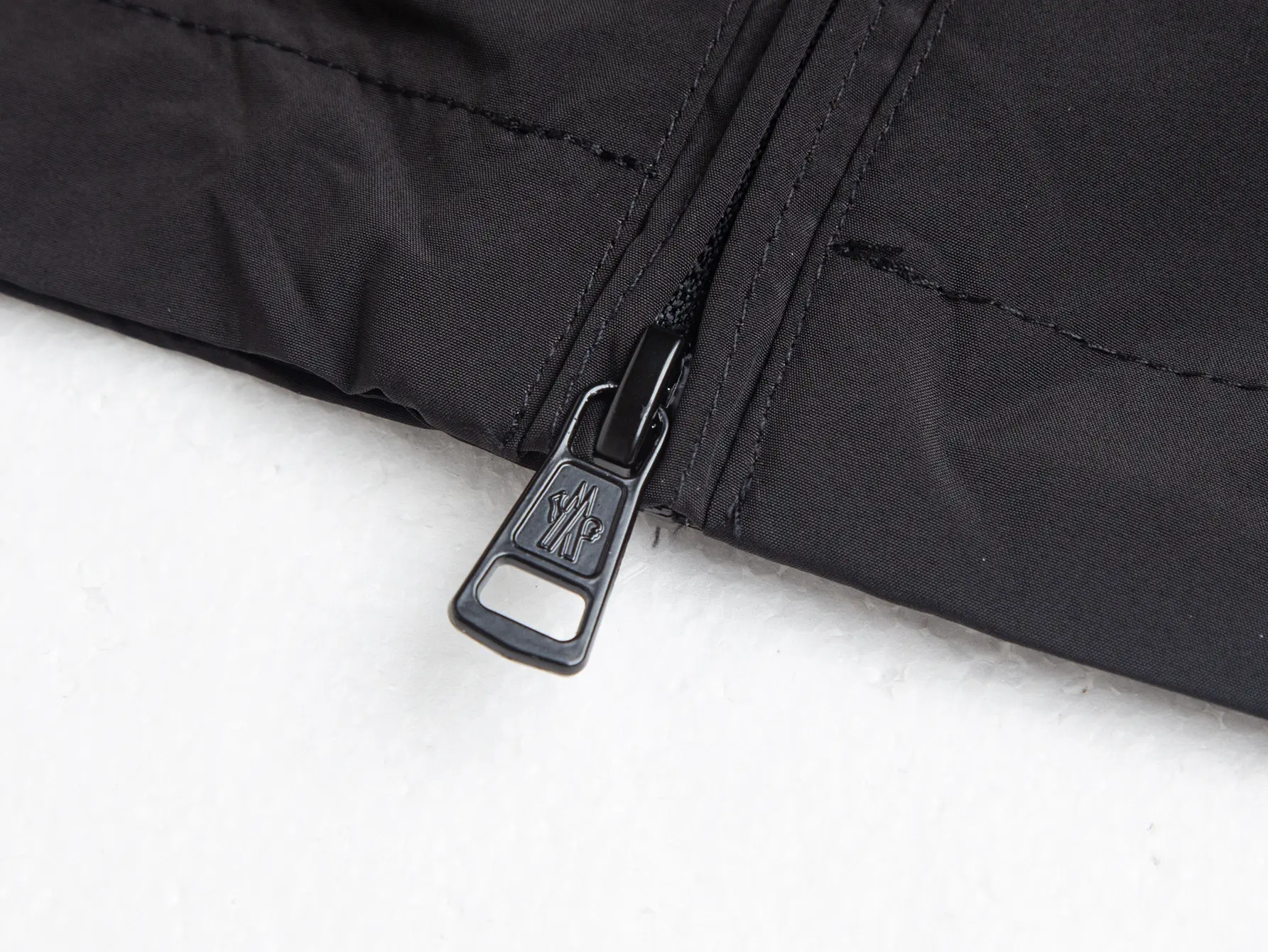 Logo-Patch Hooded Windbreaker Jacket D32020427 — view 12