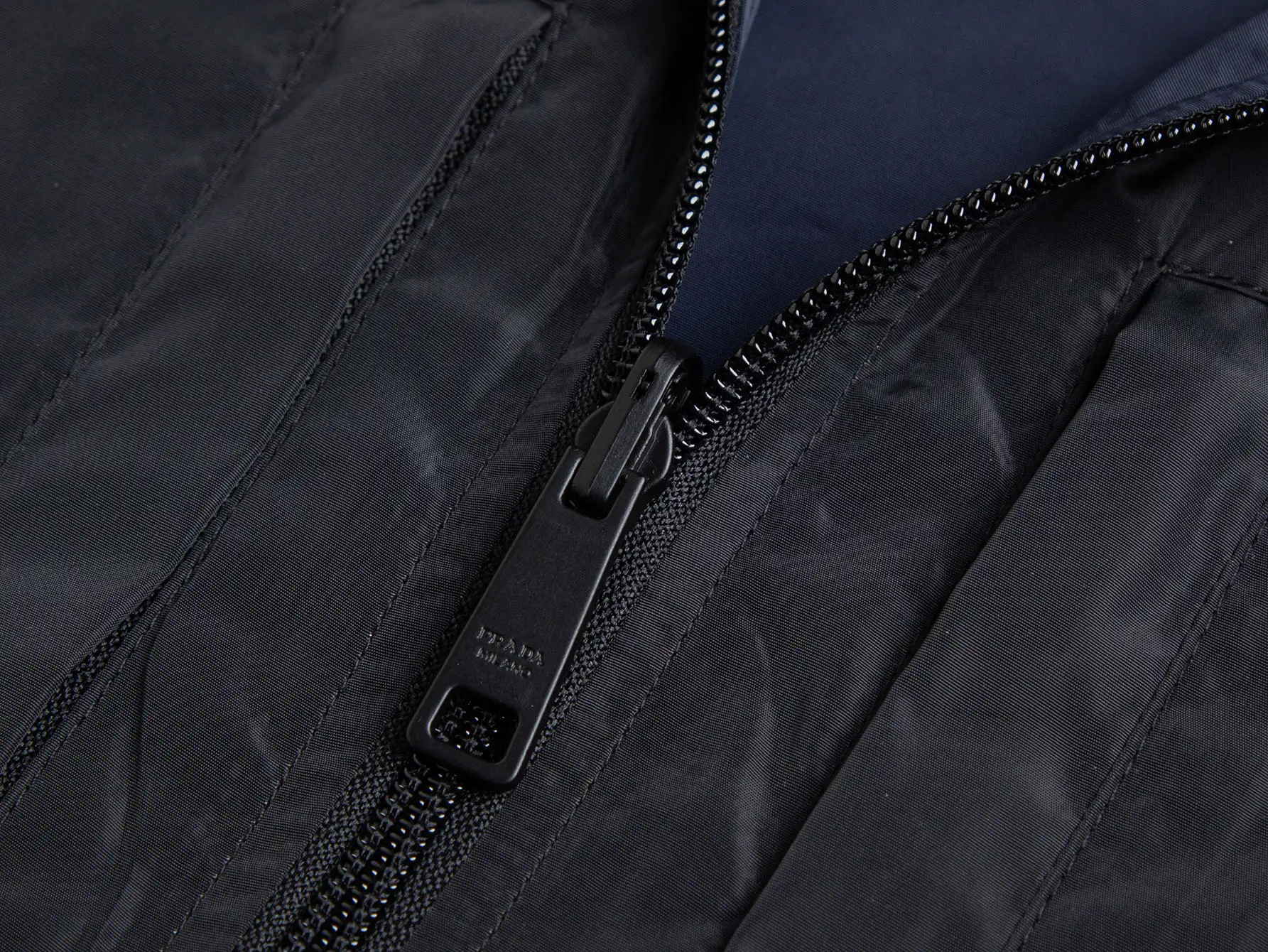 Reversible Hooded Windbreaker Jacket with Triangle Logo D35020440 — view 9