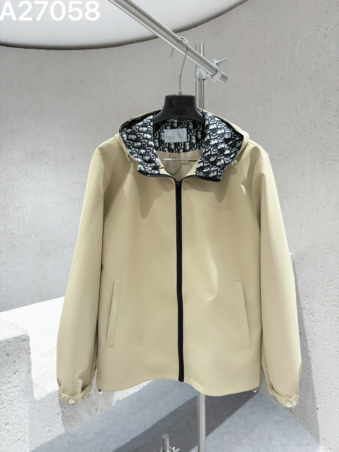 Oblique Lined Hooded Jacket D21521470