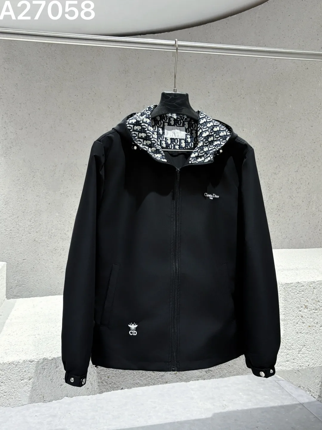 Oblique Lined Hooded Jacket D21521470 — view 2