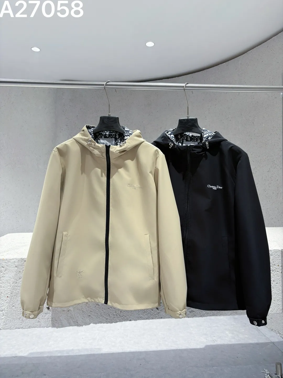 Oblique Lined Hooded Jacket D21521470 — view 3