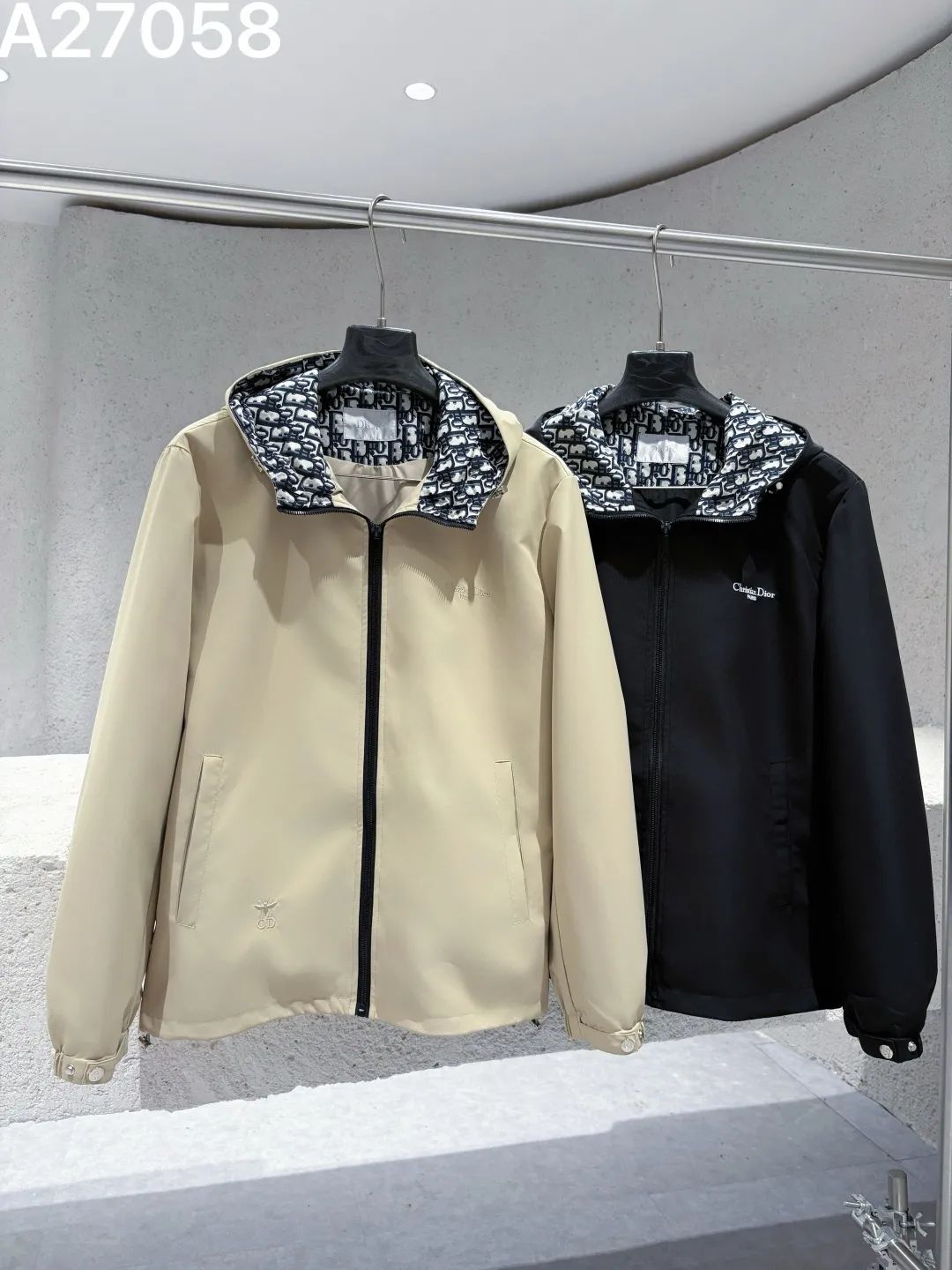 Oblique Lined Hooded Jacket D21521470 — view 4