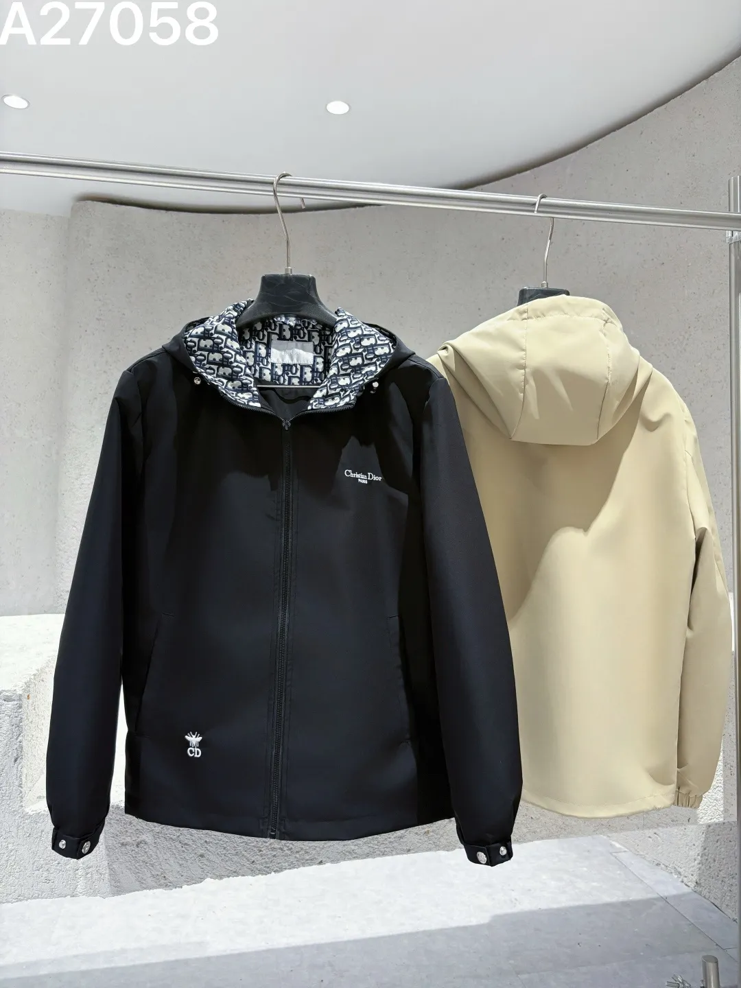 Oblique Lined Hooded Jacket D21521470 — view 5
