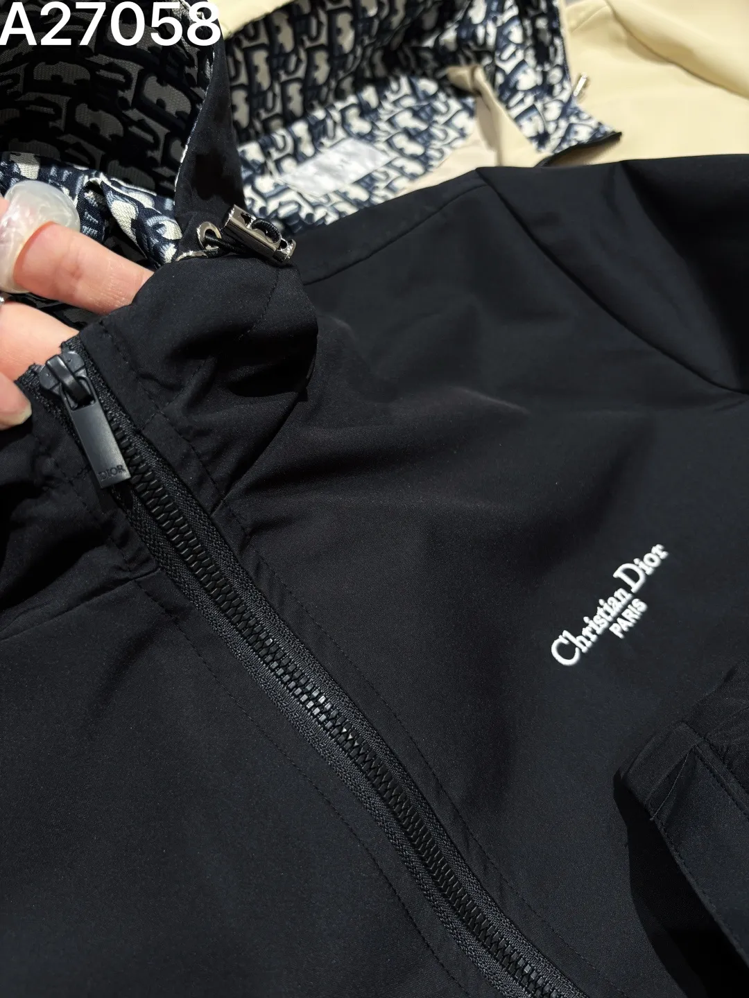 Oblique Lined Hooded Jacket D21521470 — view 6