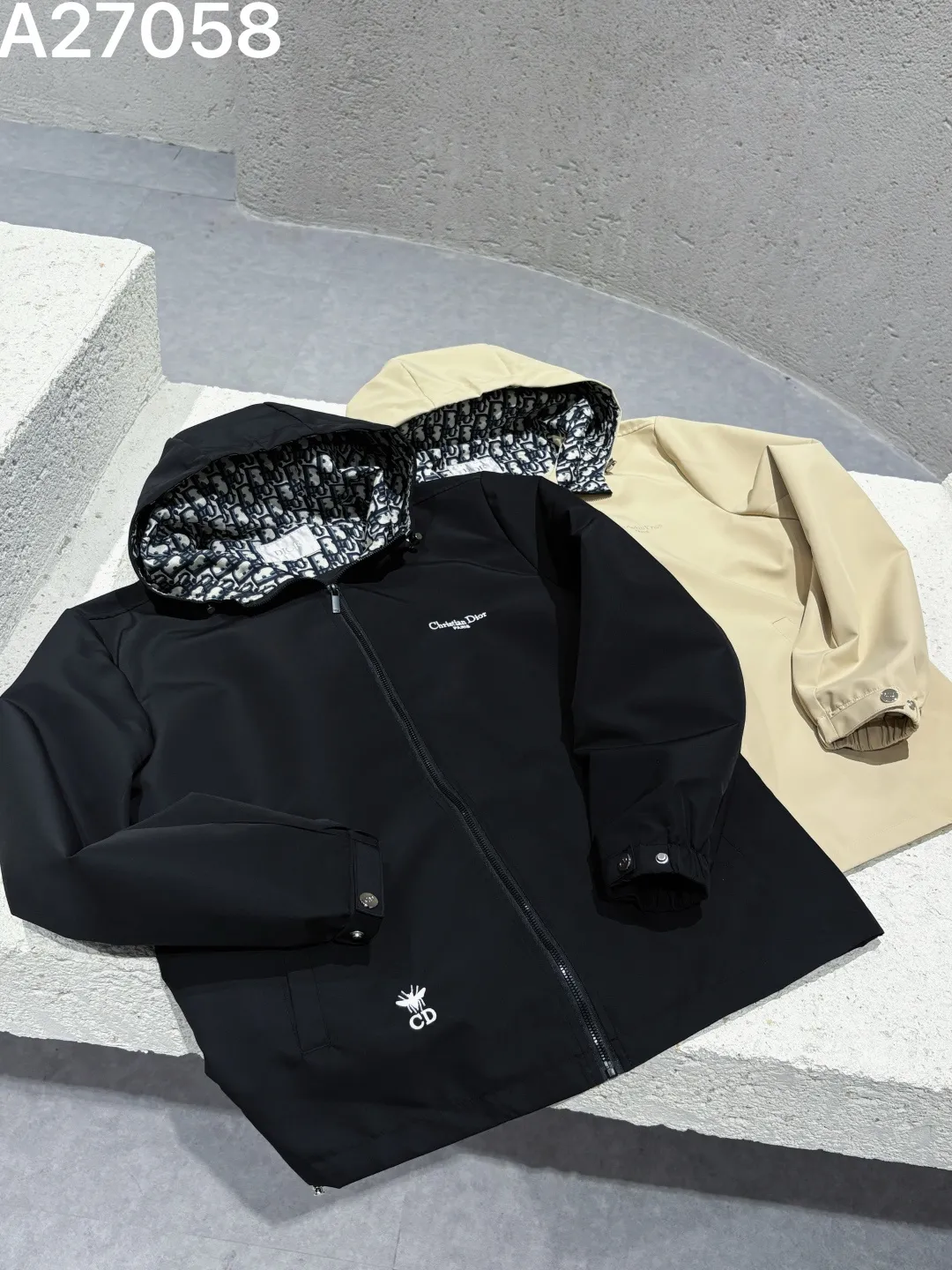Oblique Lined Hooded Jacket D21521470 — view 8