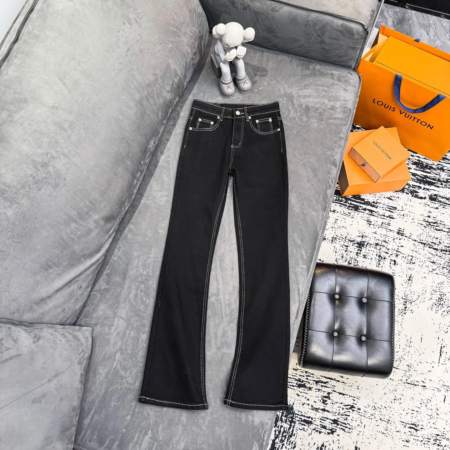 Contrast Stitch Flare-Leg Jeans D16021791