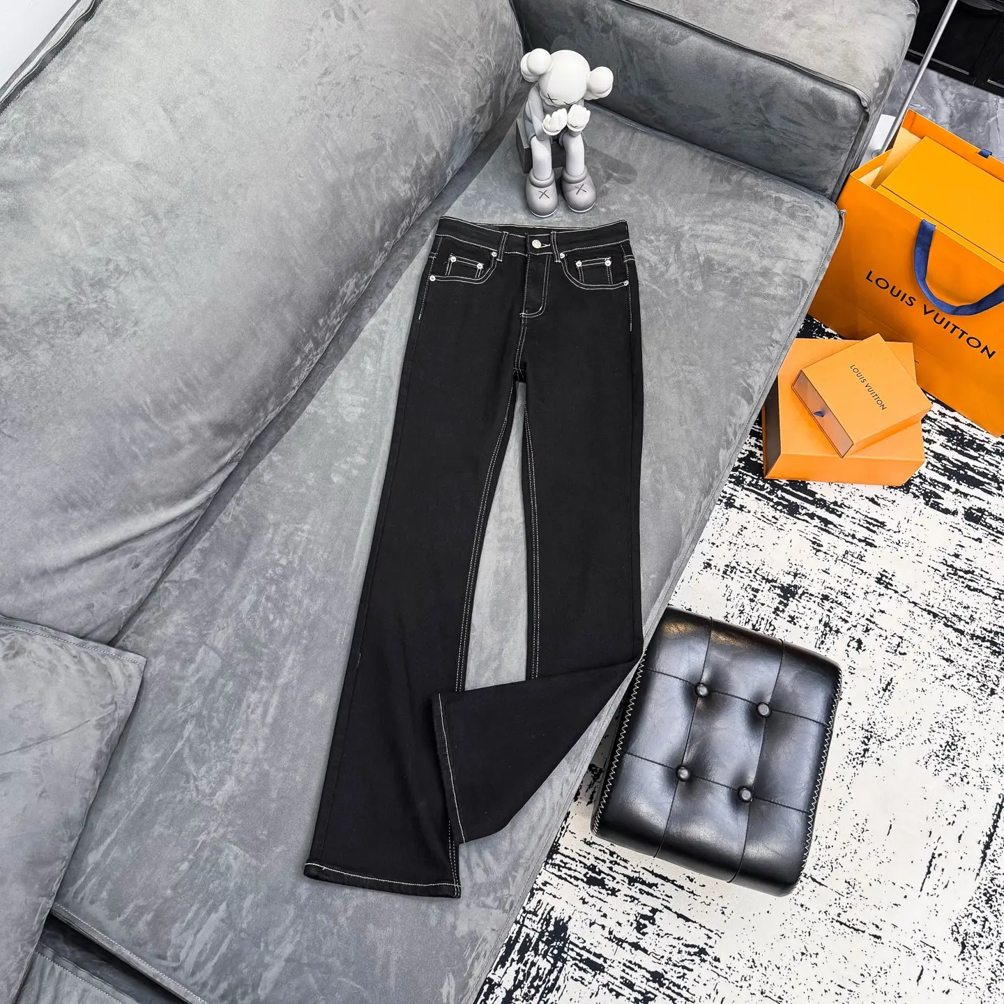 Contrast Stitch Flare-Leg Jeans D16021791 — view 2