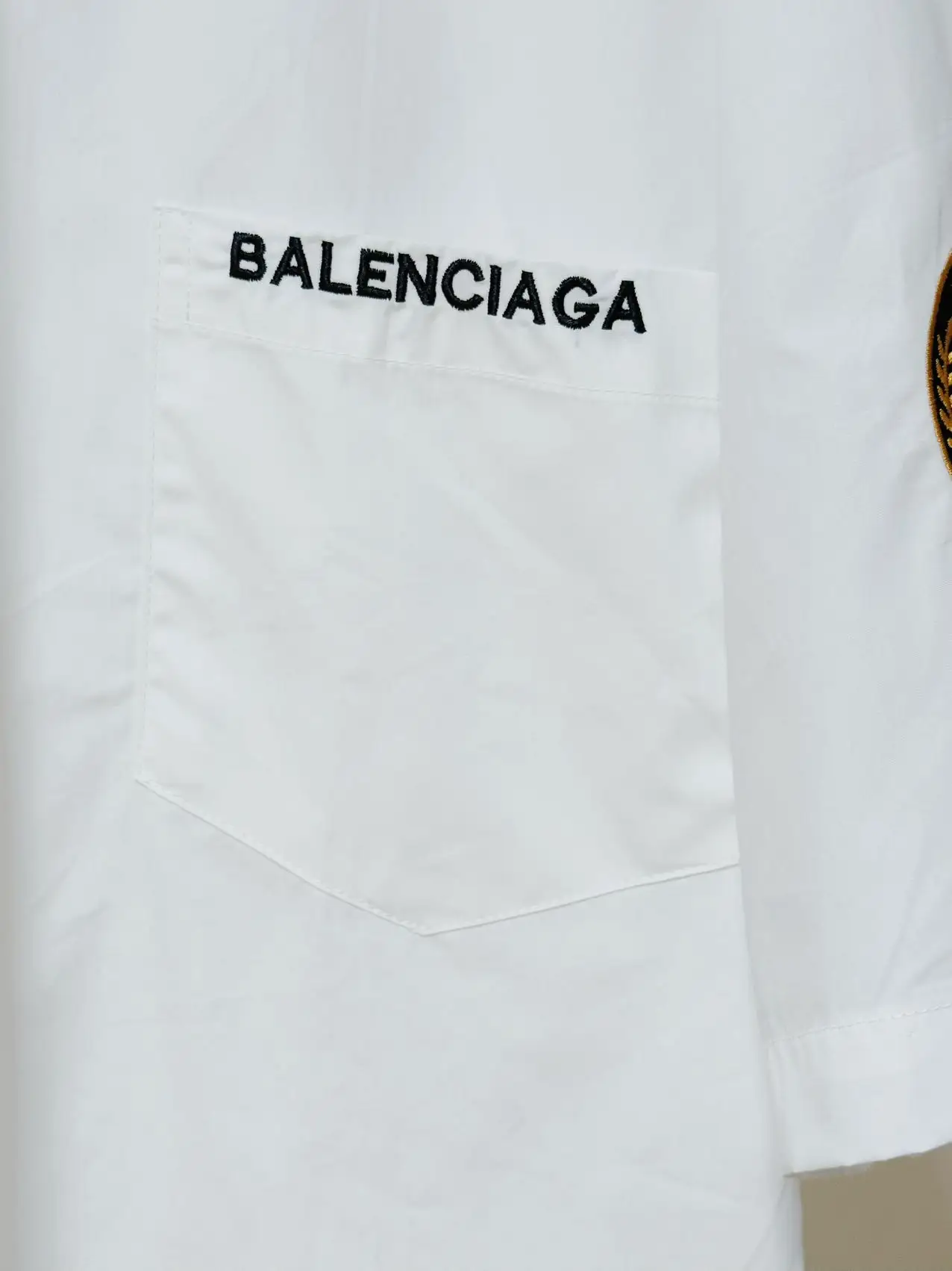 Embroidered Crest Oversized Short-Sleeve Shirt D16519837 — view 7
