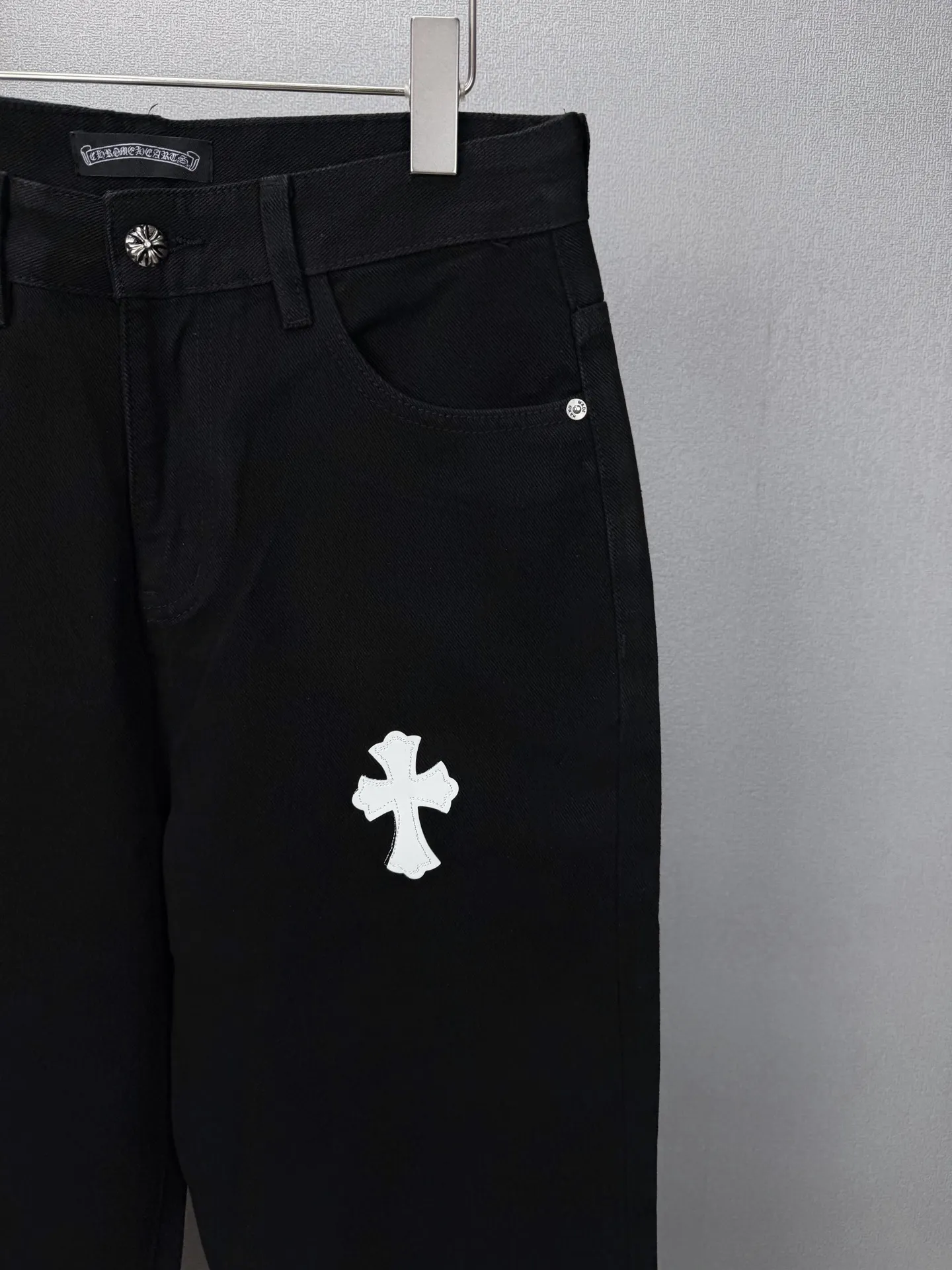Leopard Cross Patch Straight-Leg Jeans D17521870 — view 4