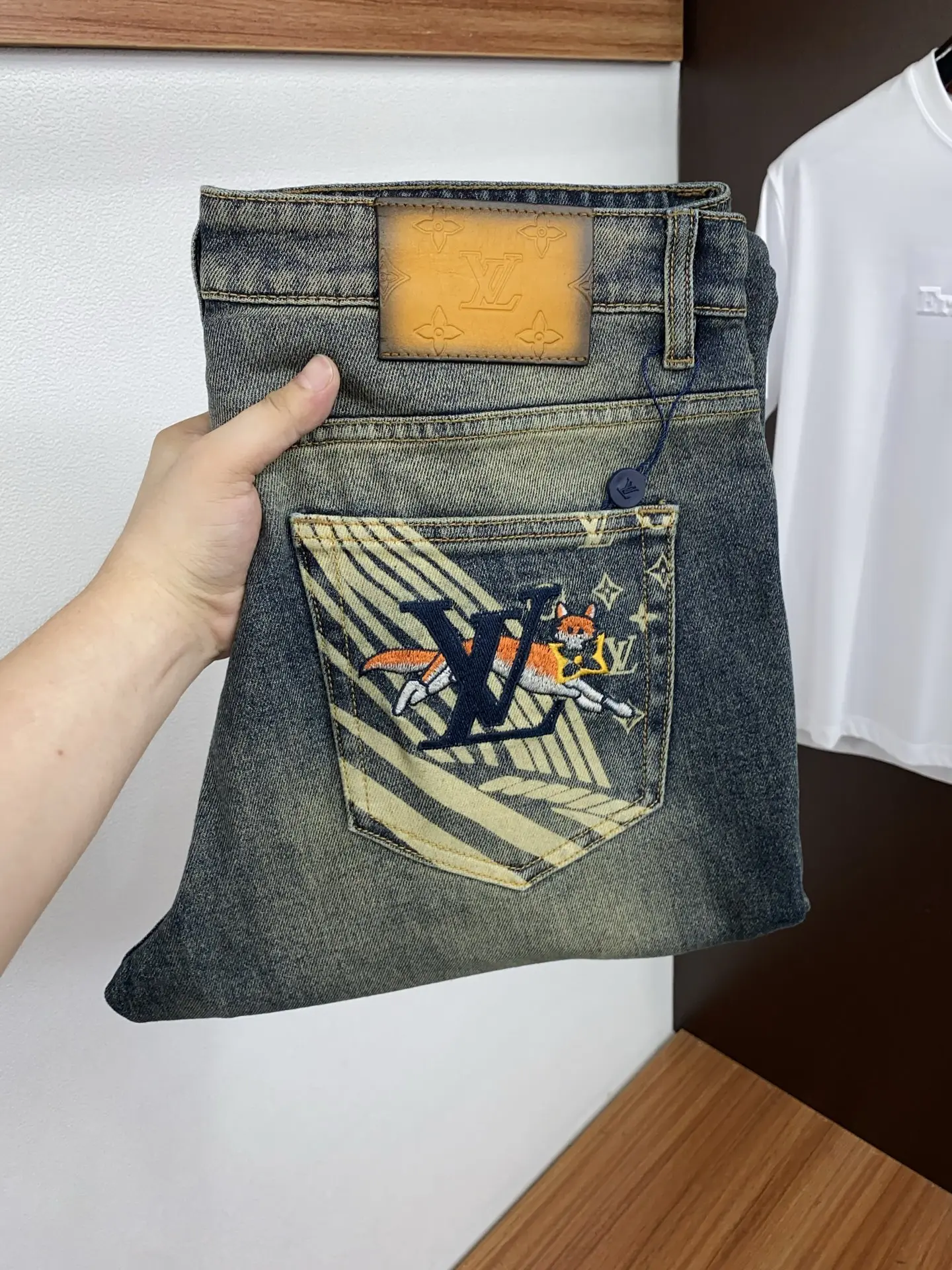 Slim-Fit Straight-Leg Washed Jeans D17522574