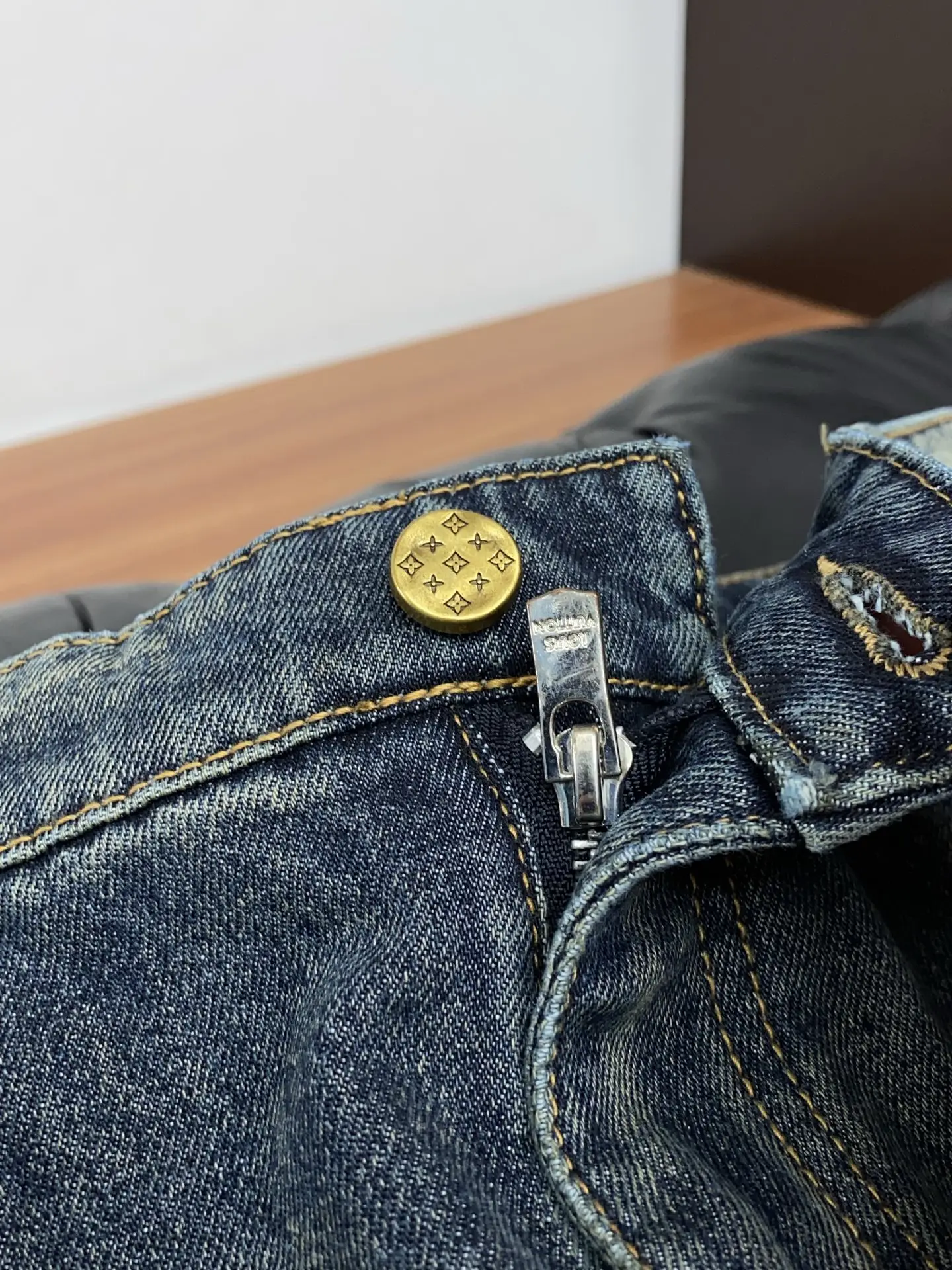 Slim-Fit Straight-Leg Washed Jeans D17522574 — view 4