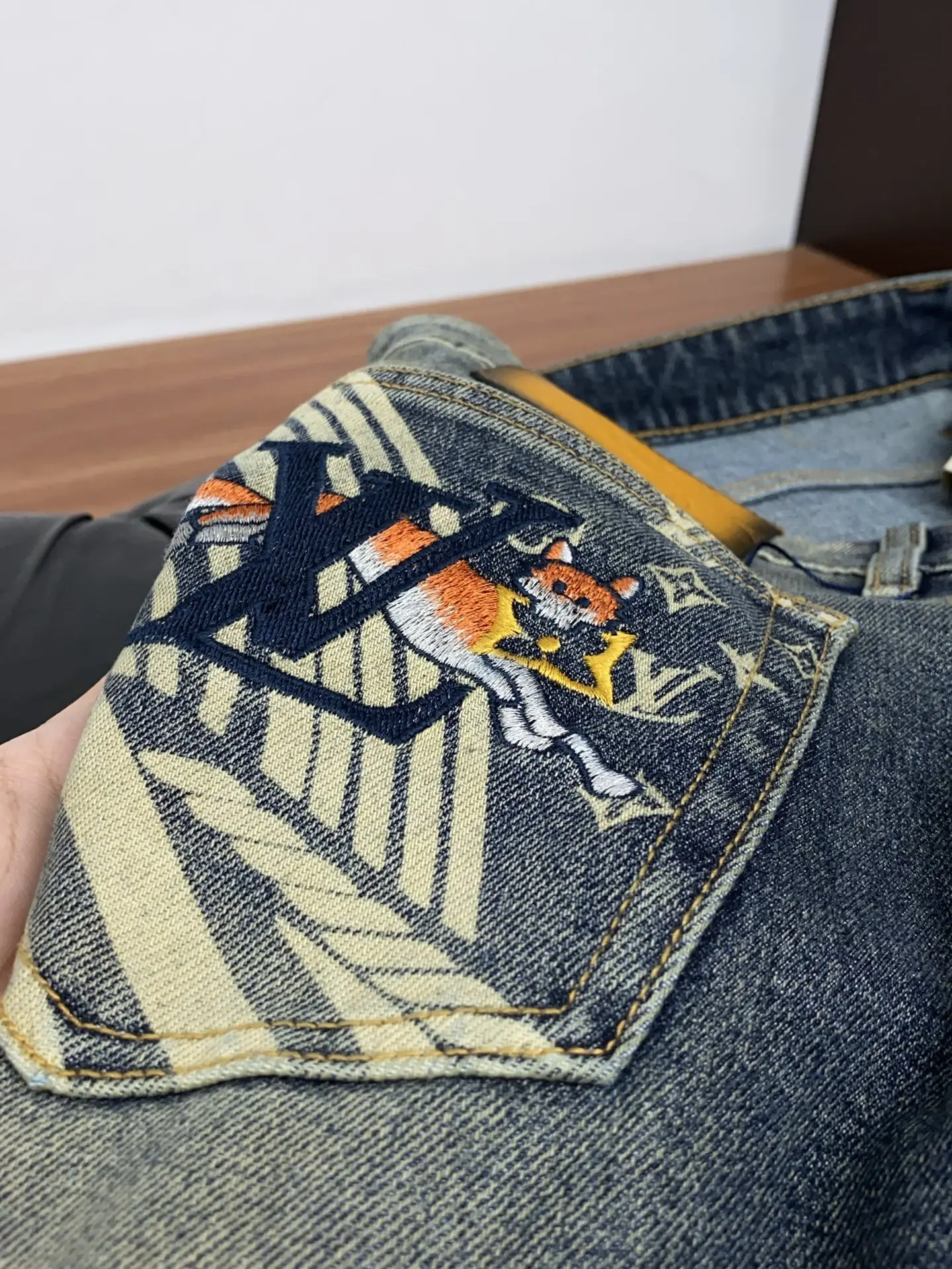 Slim-Fit Straight-Leg Washed Jeans D17522574 — view 5