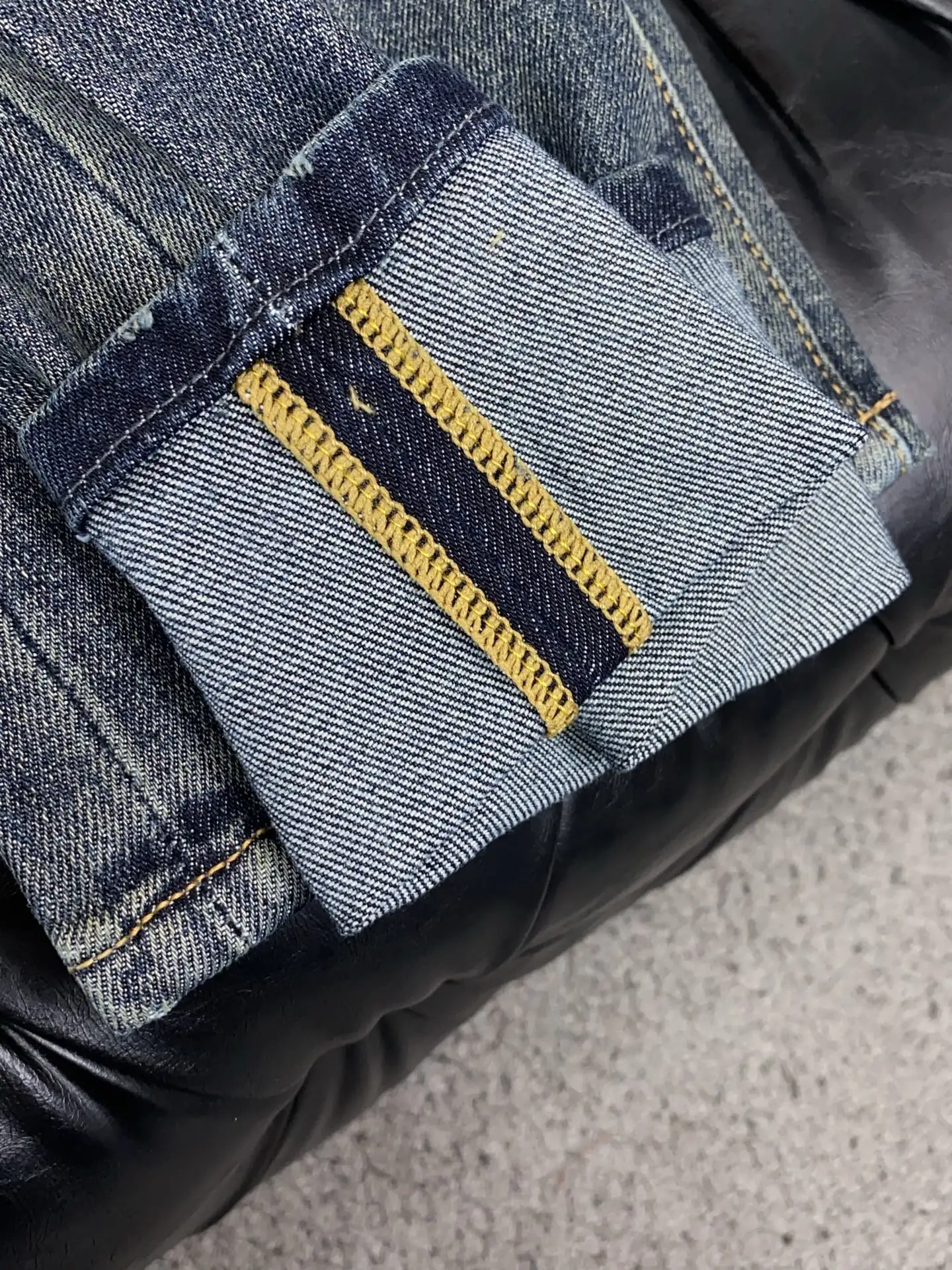 Slim-Fit Straight-Leg Washed Jeans D17522574 — view 7