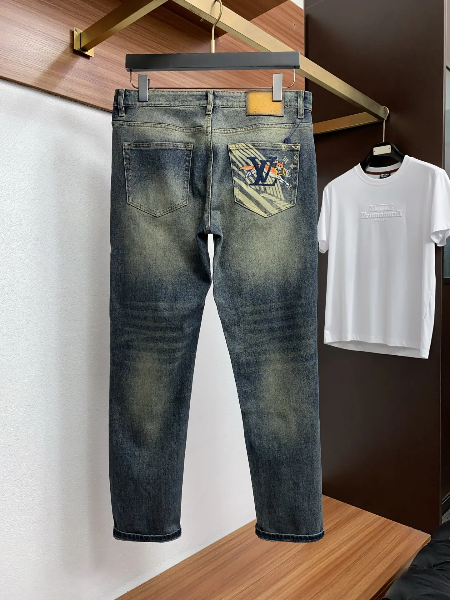 Slim-Fit Straight-Leg Washed Jeans D17522574 — view 8