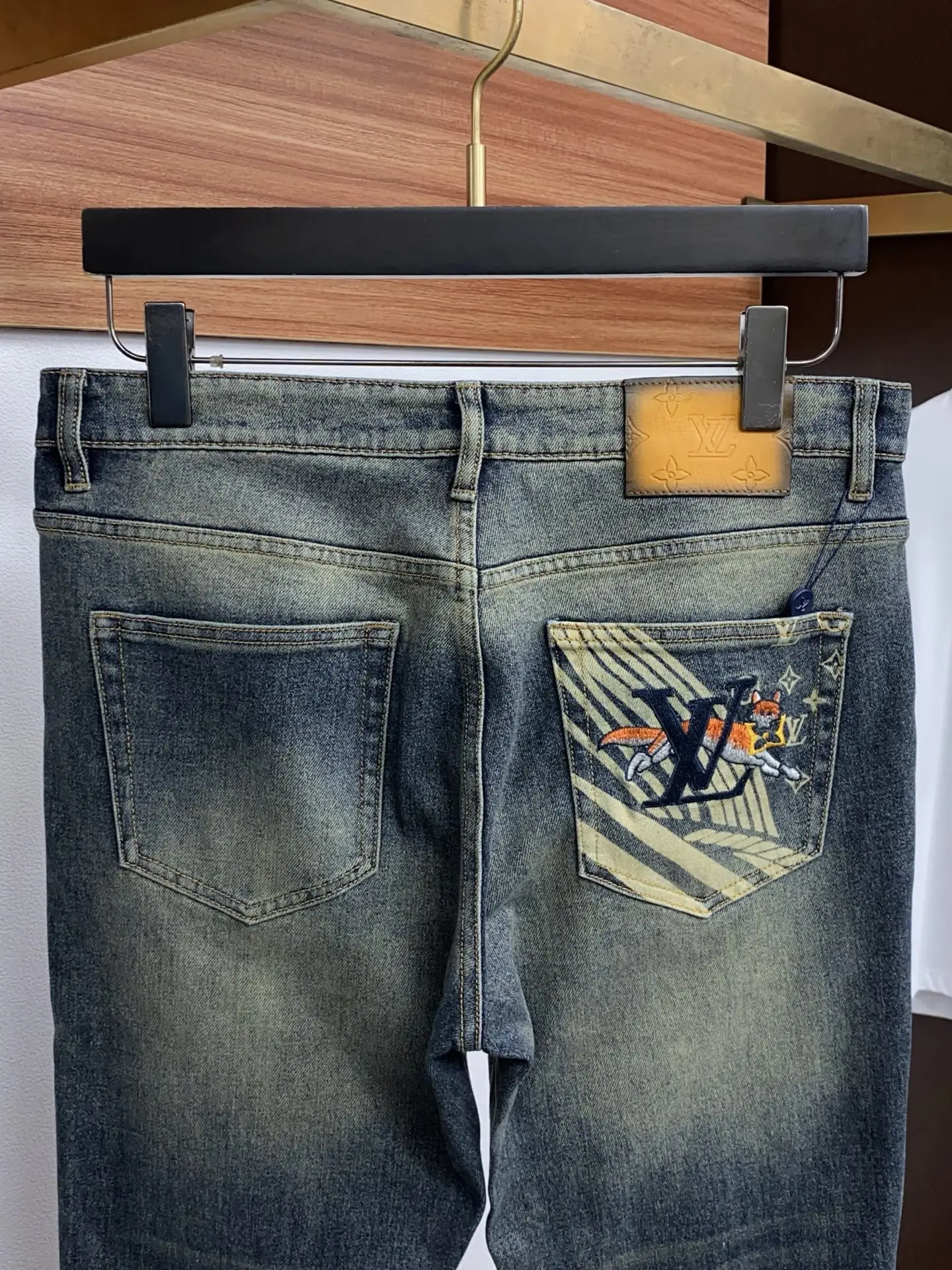 Slim-Fit Straight-Leg Washed Jeans D17522574 — view 9
