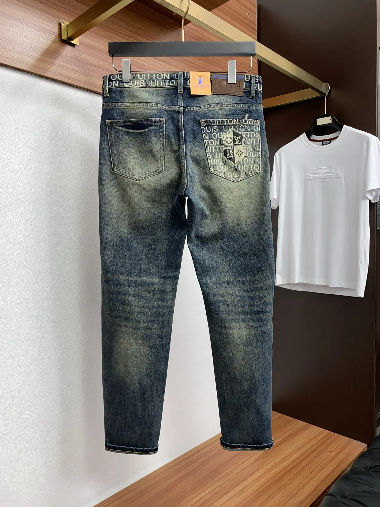 Slim-Fit Straight-Leg Washed Jeans D17522573 — view 2