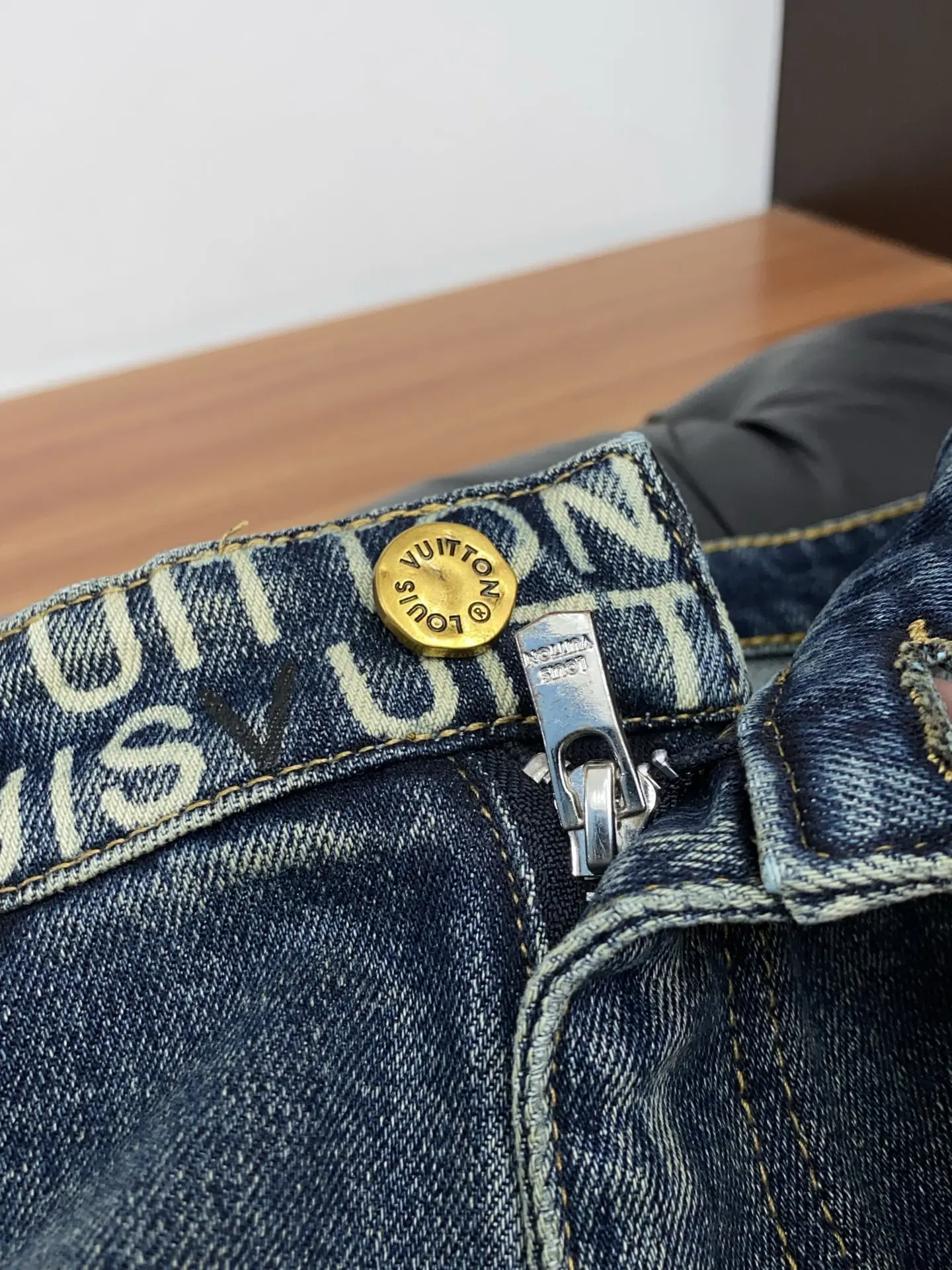 Slim-Fit Straight-Leg Washed Jeans D17522573 — view 5