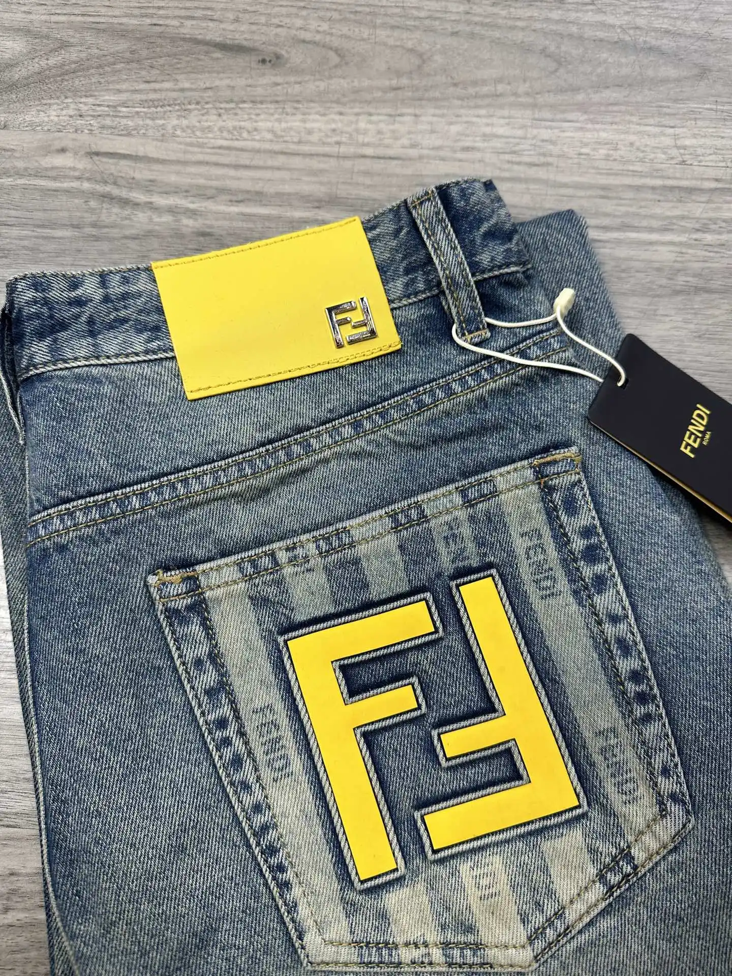 FF Logo Baggy Wide-Leg Jeans D17522578 — view 2