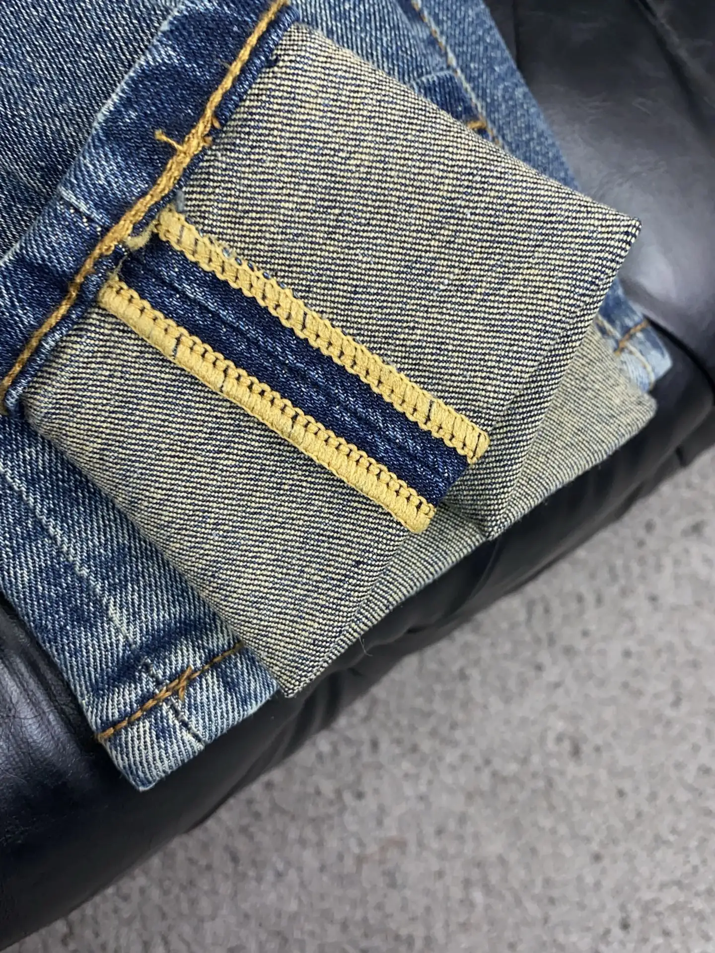 Slim-Fit Straight-Leg Logo Jeans D17522576 — view 7