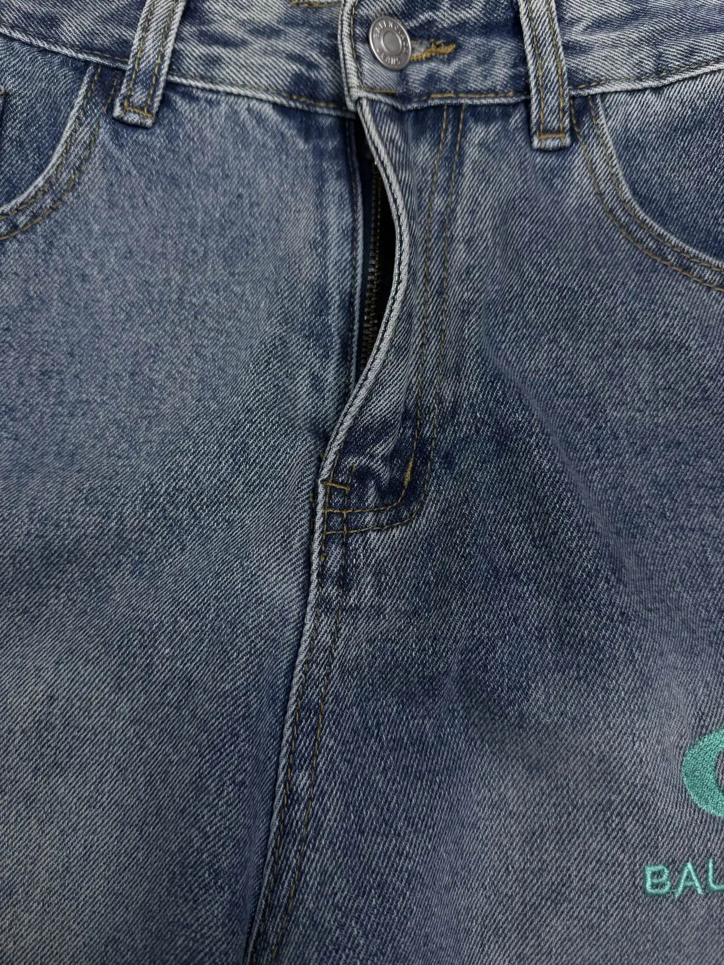 Logo-Print Wide-Leg Washed Jeans D18021879 — view 6