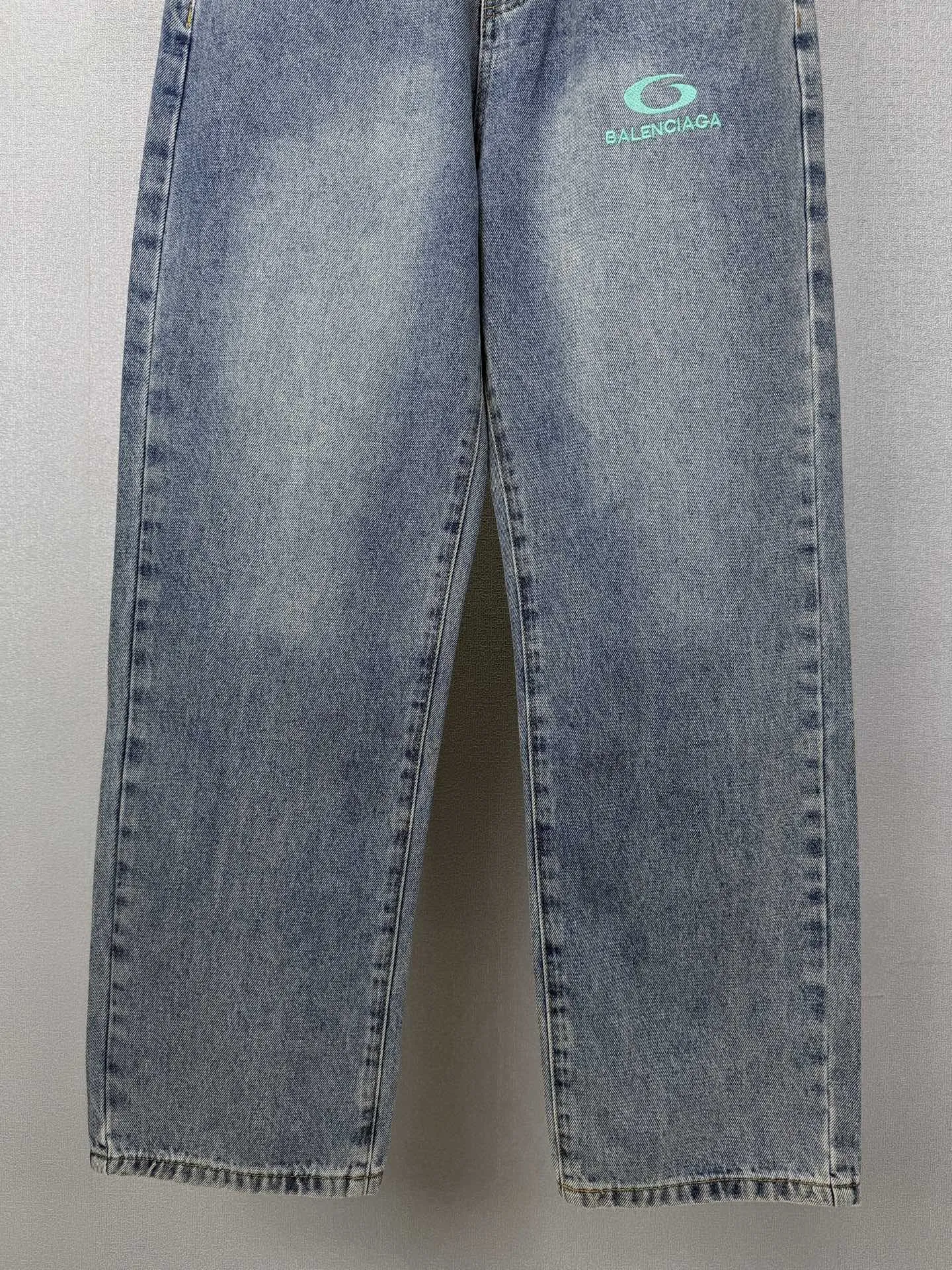 Logo-Print Wide-Leg Washed Jeans D18021879 — view 7